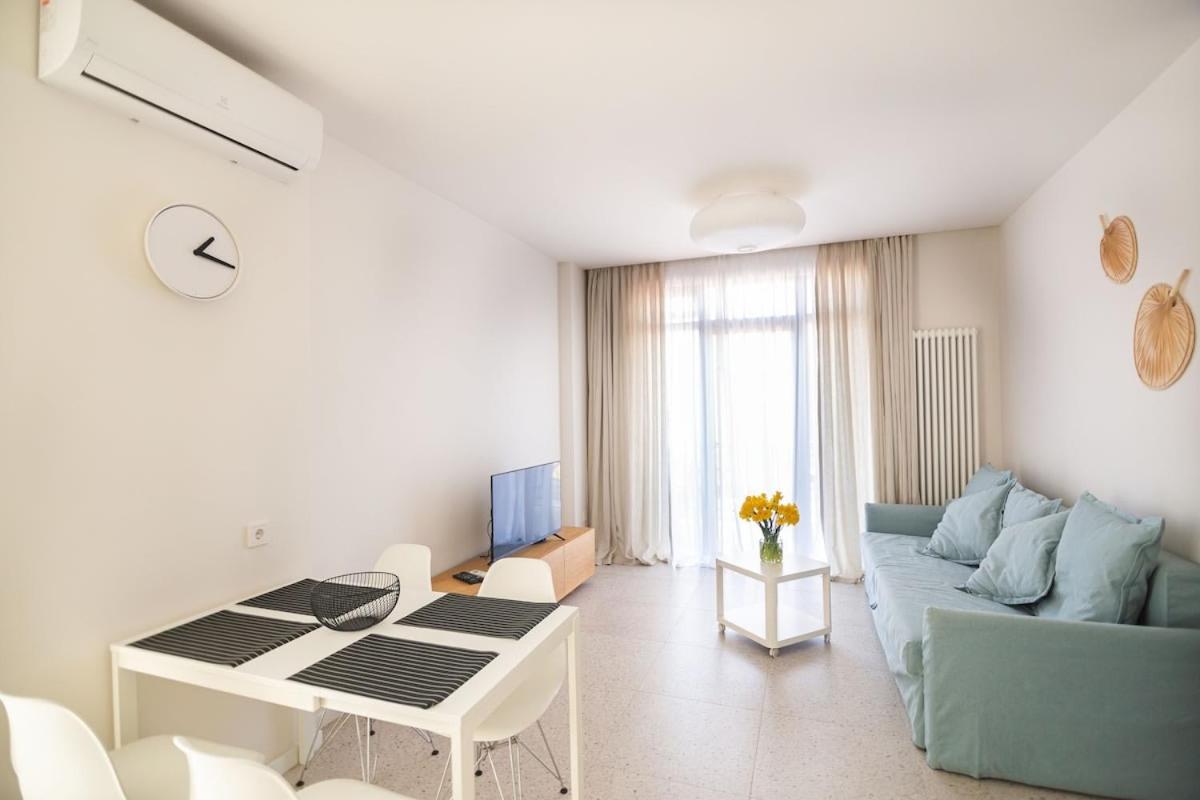 Cozy 1BR Apt Old Batumi view 4