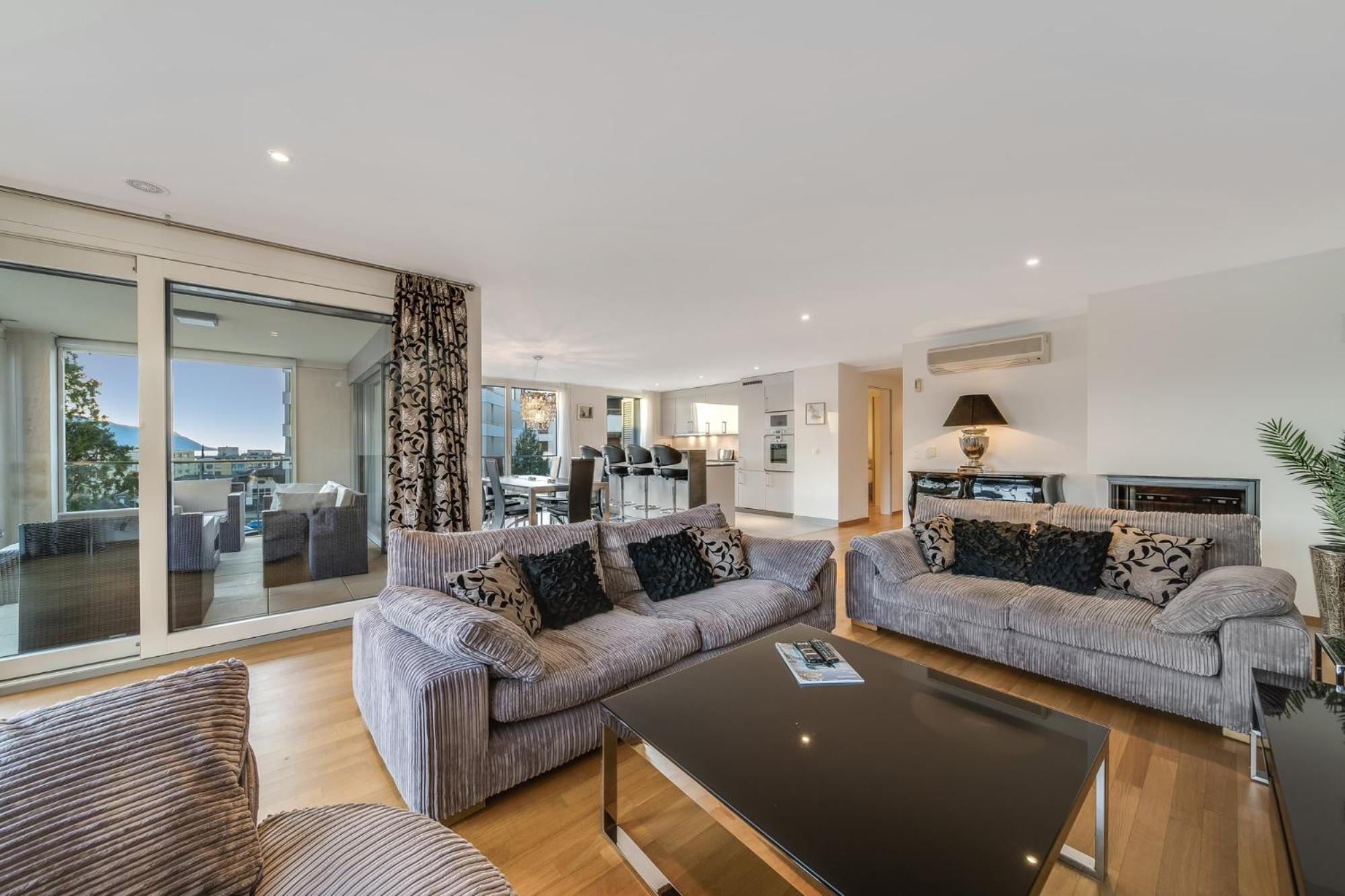 Luxury Apartment in Montreux with Panoramic Views by GuestLee