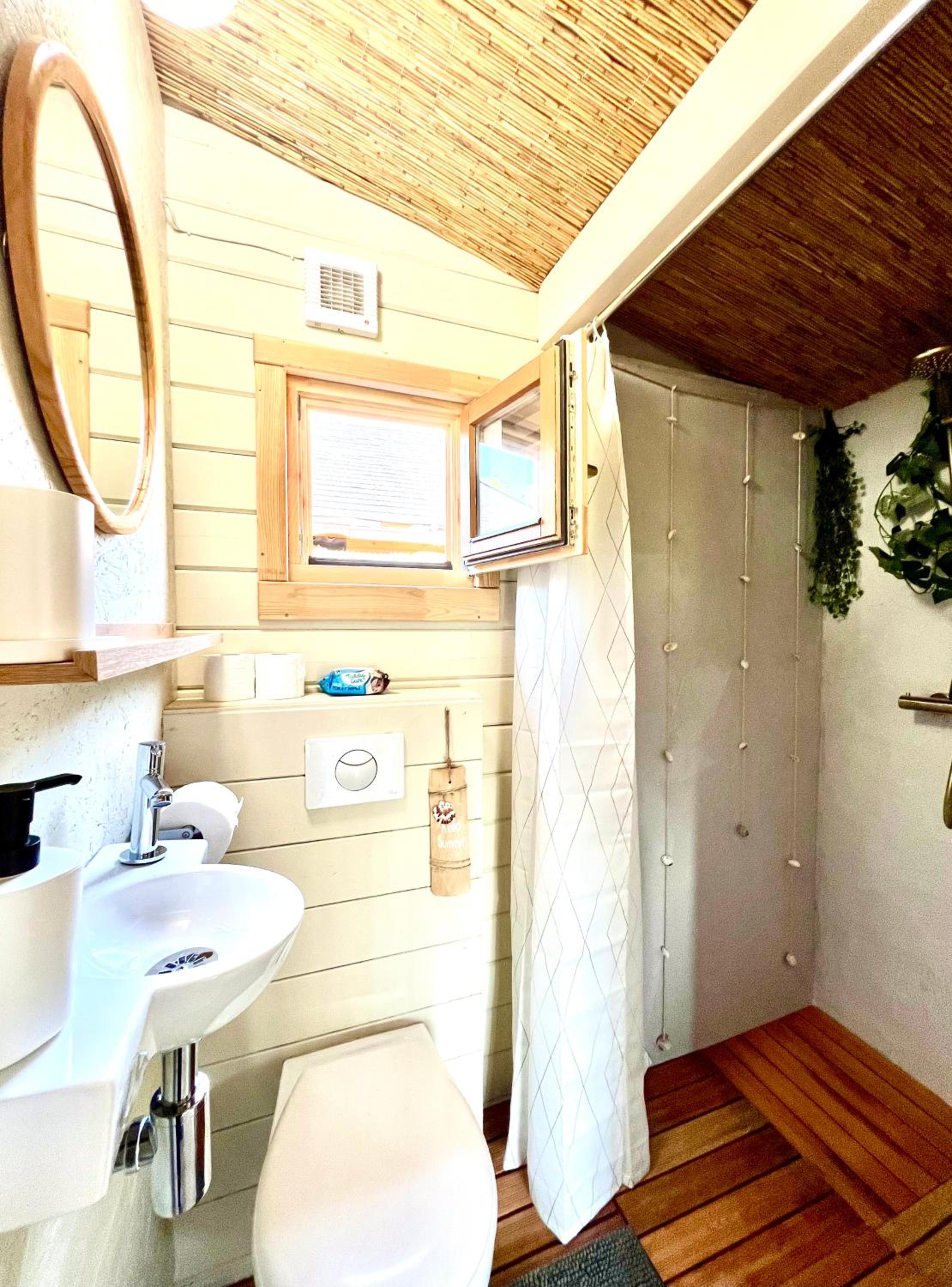 Cozy mediterranean style chalet with private jacuzzi and garden between Amsterdam Haarlem and Schiphol Airport view 3