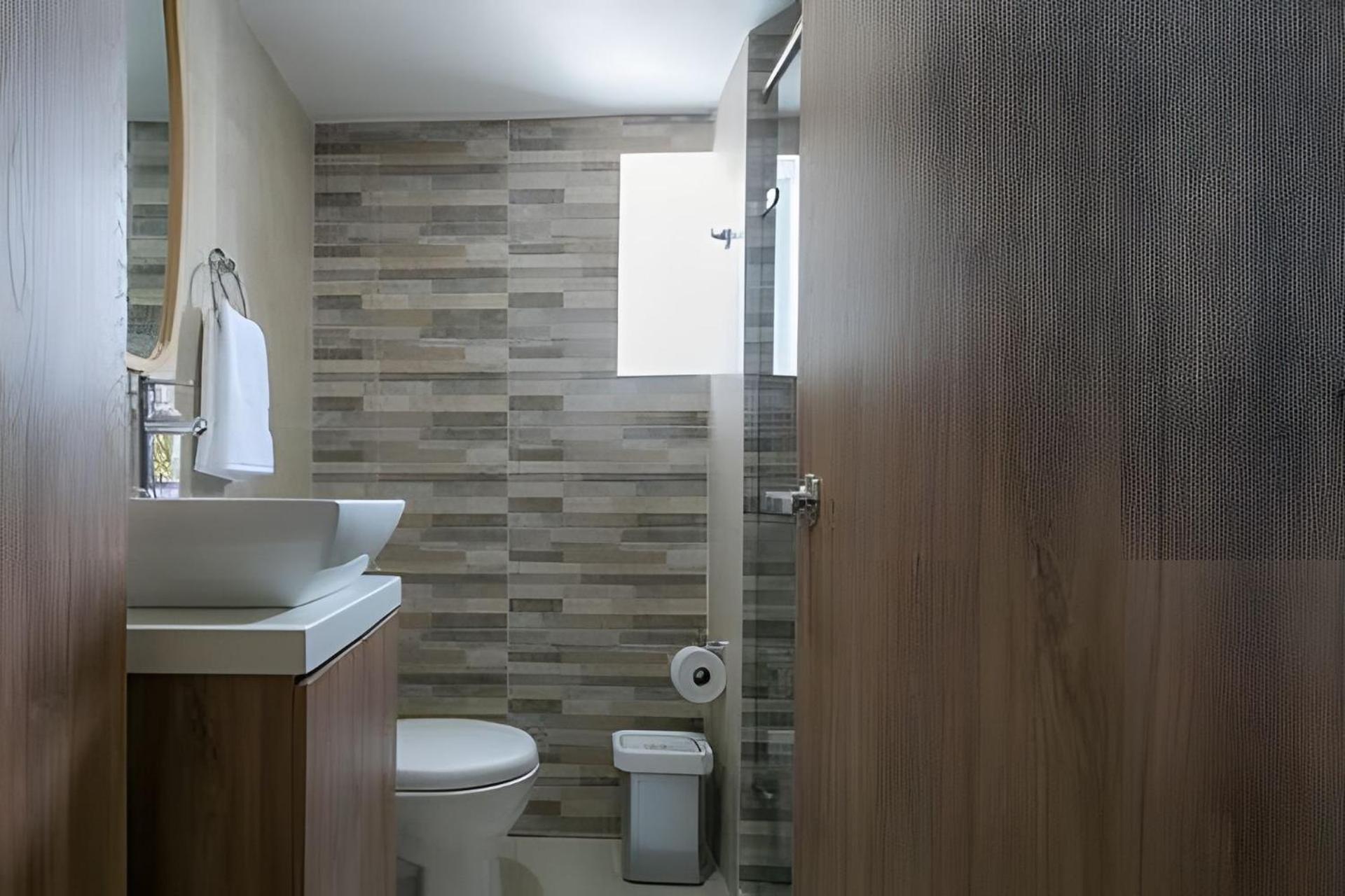 Laurdhomes Laguito Loft Hot Ware 1Bath, lake view