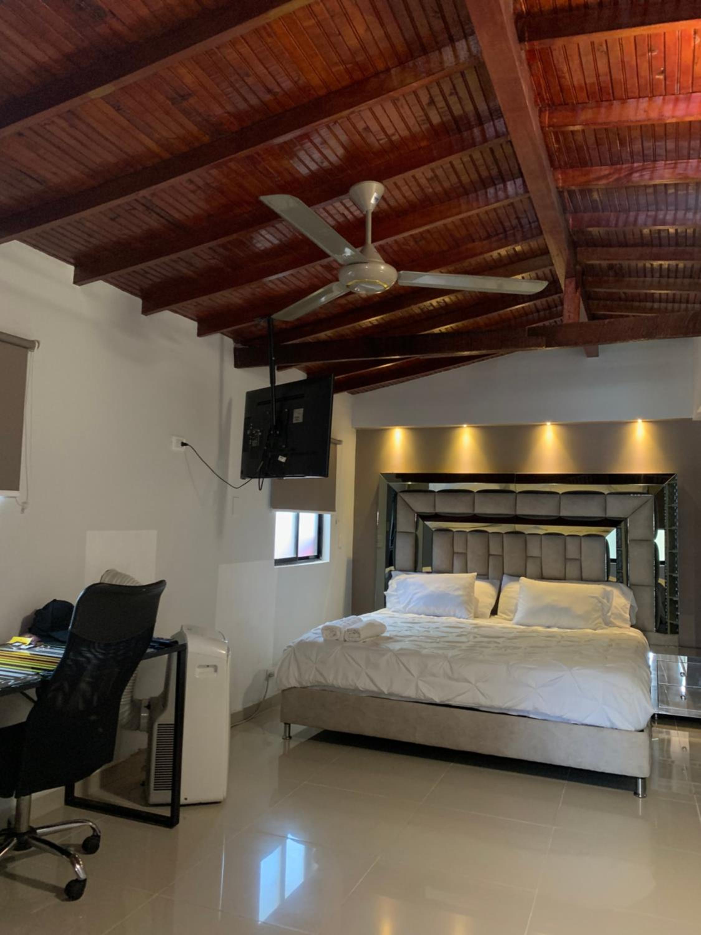 Skylofts Luxor 3BD W Jacuzzi, PooL and Rooftop Lleras