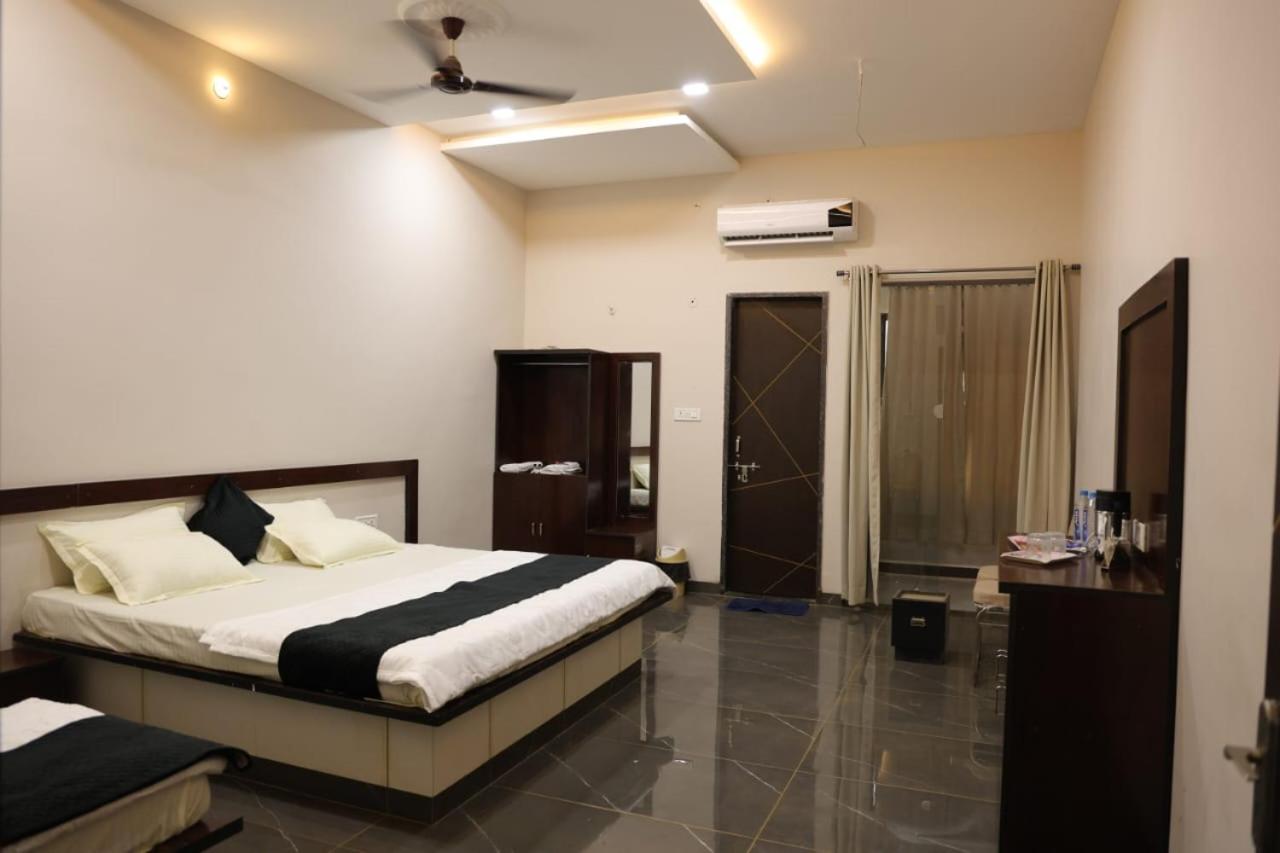 Navkar Palace Hotel & Resort, Sanawad view 2