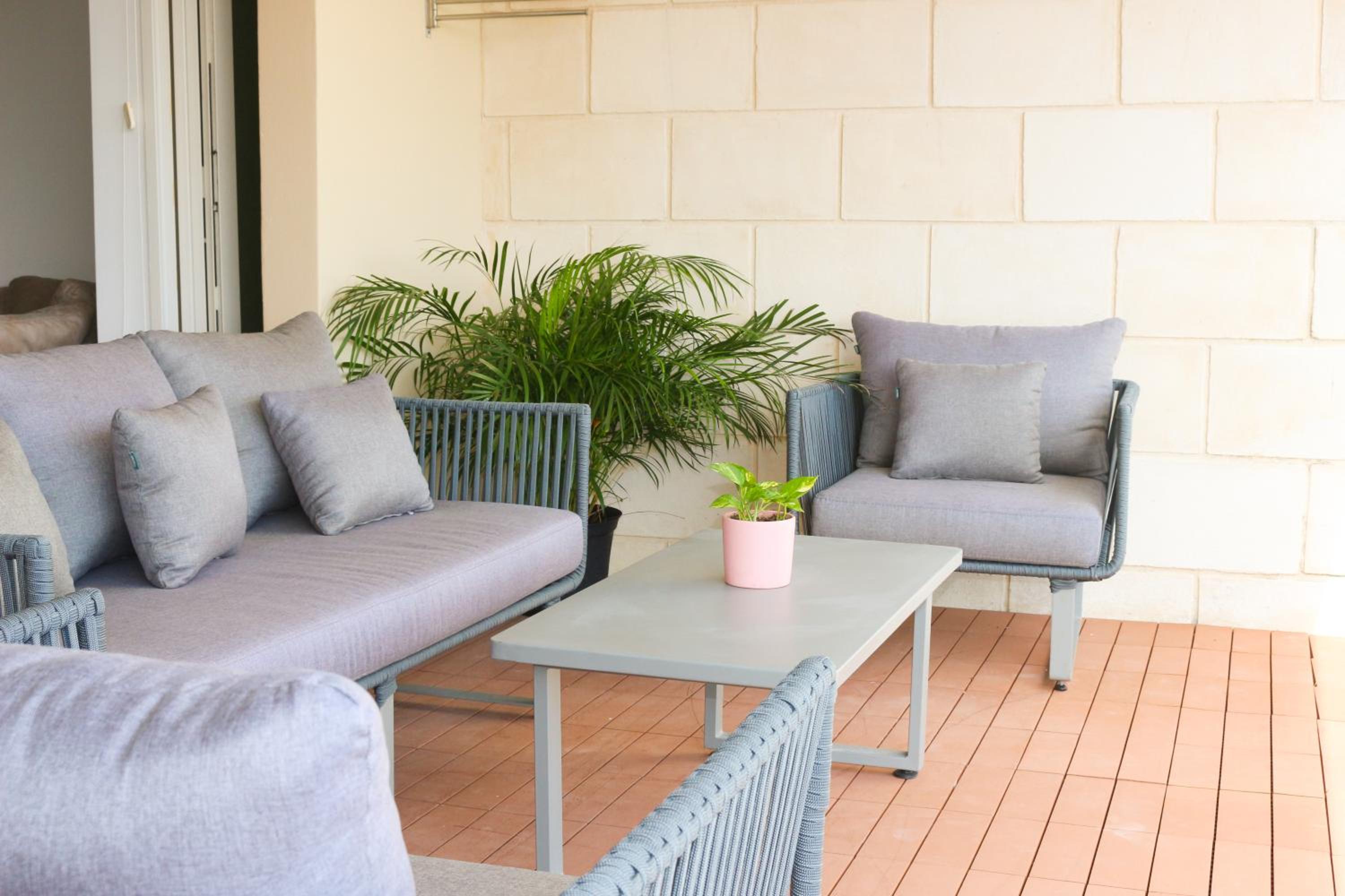 Spacious Apartment with Terrace, Pool and Beach Access