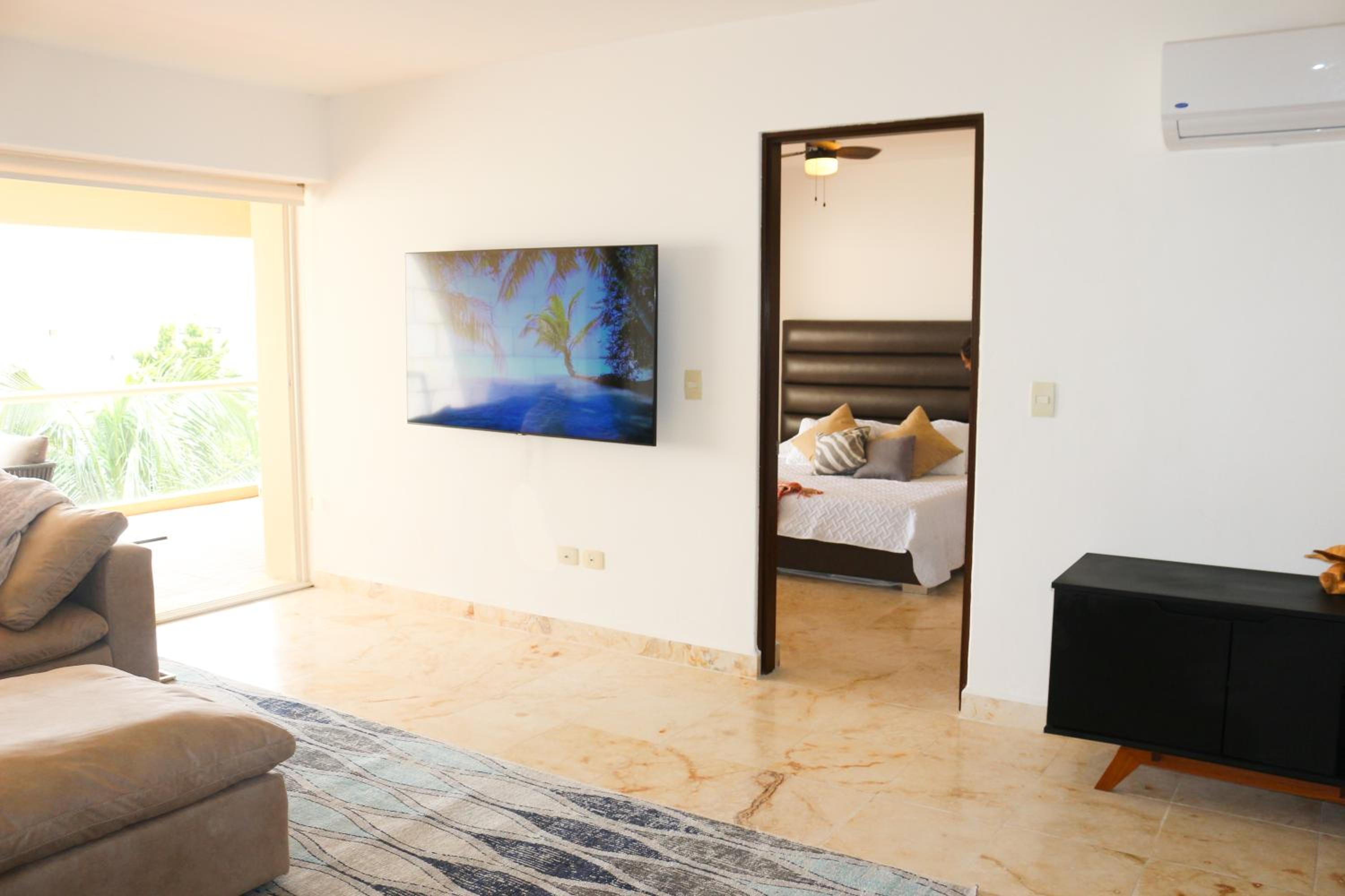 Spacious Apartment with Terrace, Pool and Beach Access