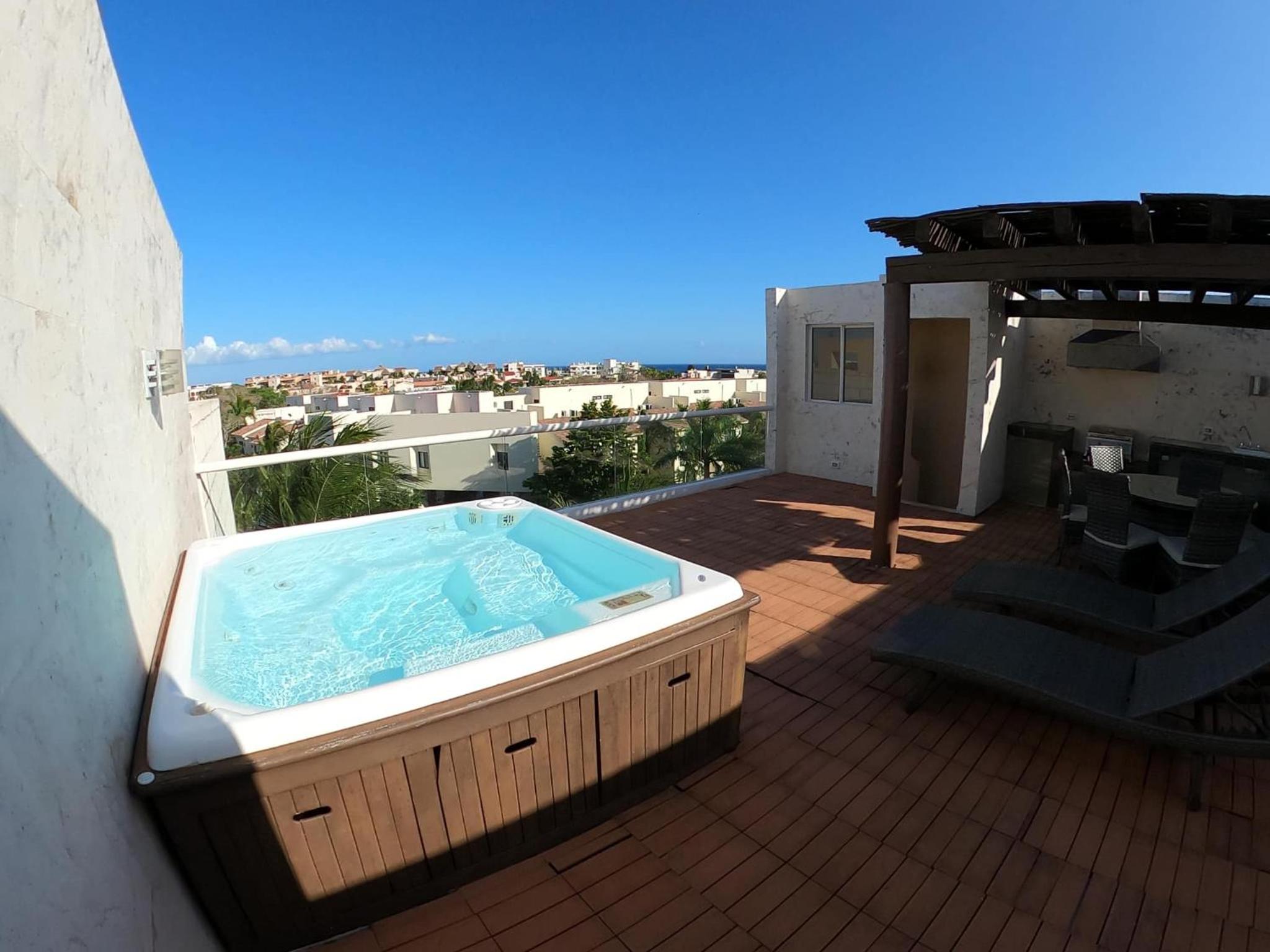 Spacious Apartment with Terrace, Pool and Beach Access