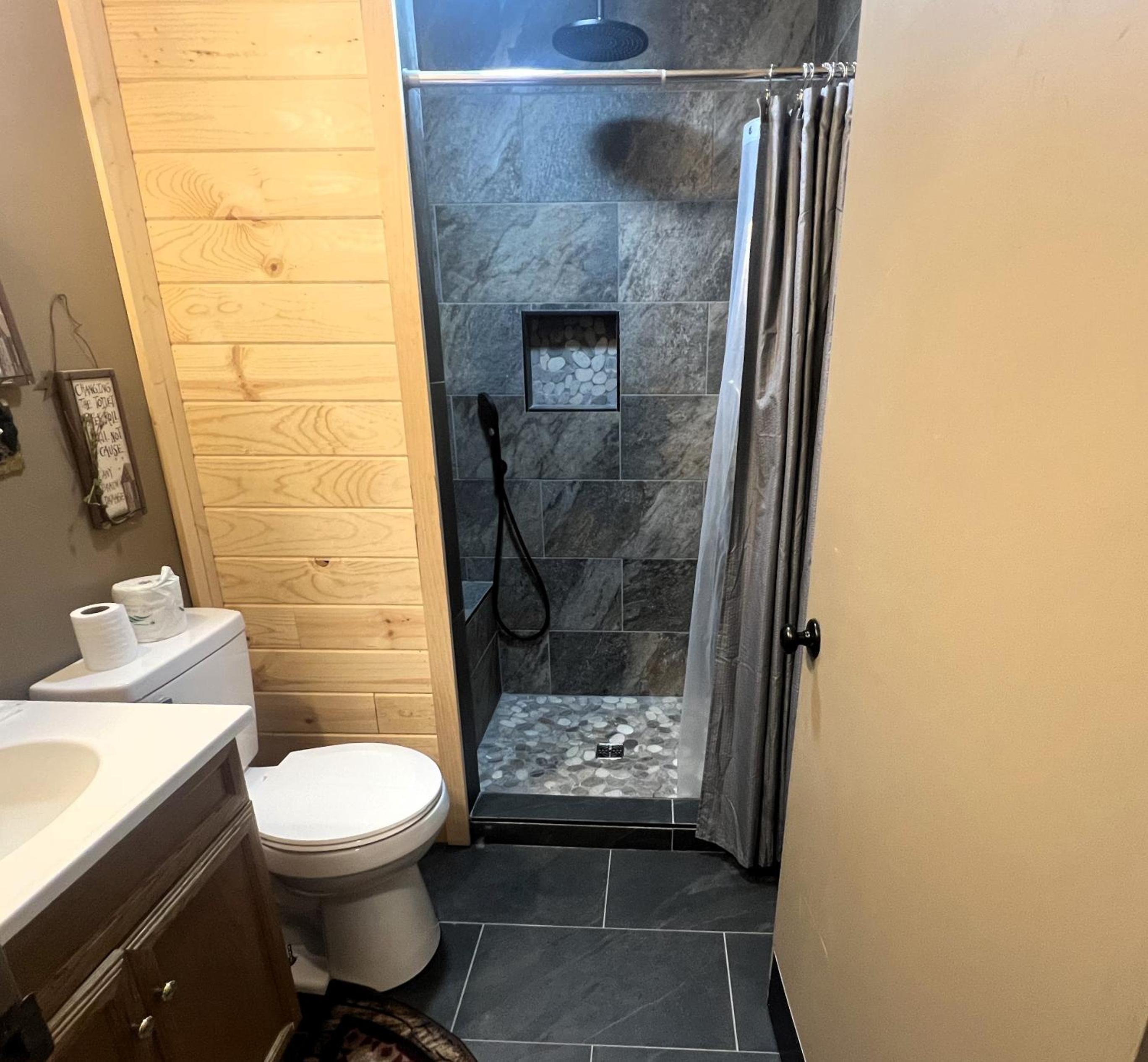 FREE Tickets! Wandering Bear Lodge 4BR Mountain Chalet with Hot Tub, Game Room & Fire Pit
