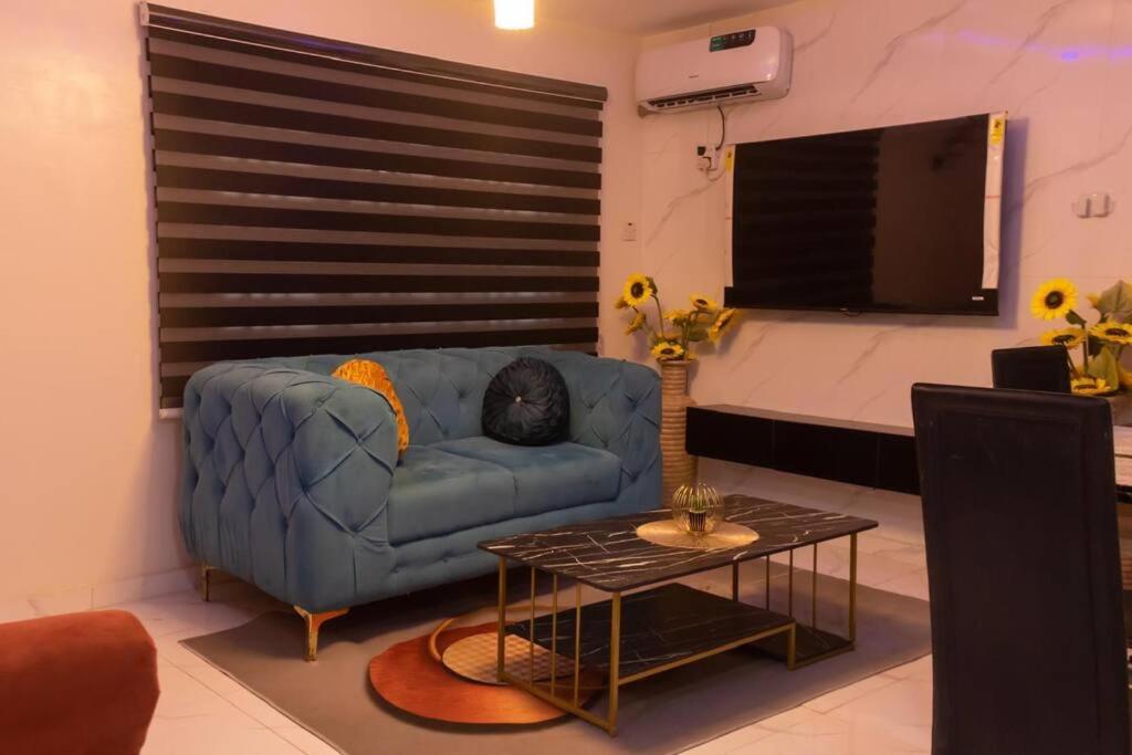 COZY and EXOTIC 3 BED 2 BATH WITH 24HRS LIGHT AND 20 MINS TO AIRPORT