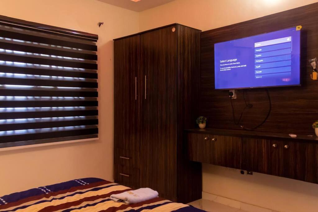 COZY and EXOTIC 3 BED 2 BATH WITH 24HRS LIGHT AND 20 MINS TO AIRPORT