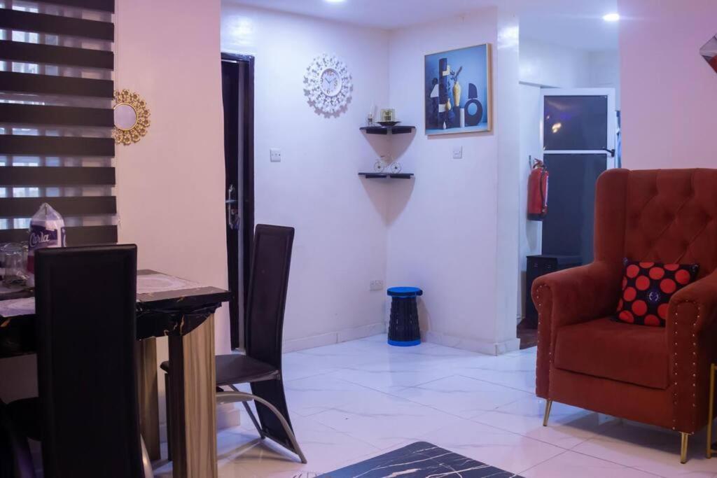 COZY and EXOTIC 3 BED 2 BATH WITH 24HRS LIGHT AND 20 MINS TO AIRPORT
