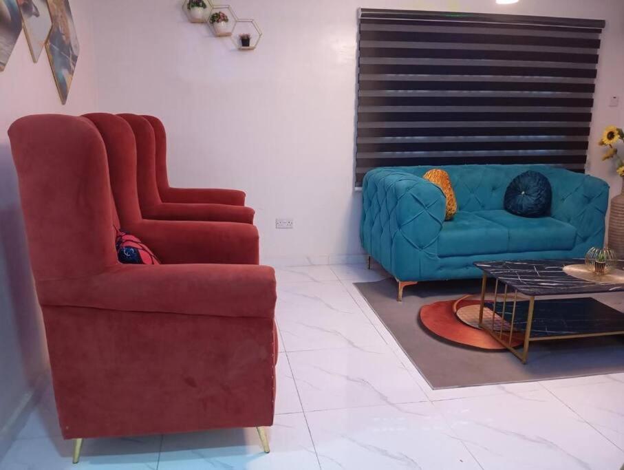 COZY and EXOTIC 3 BED 2 BATH WITH 24HRS LIGHT AND 20 MINS TO AIRPORT