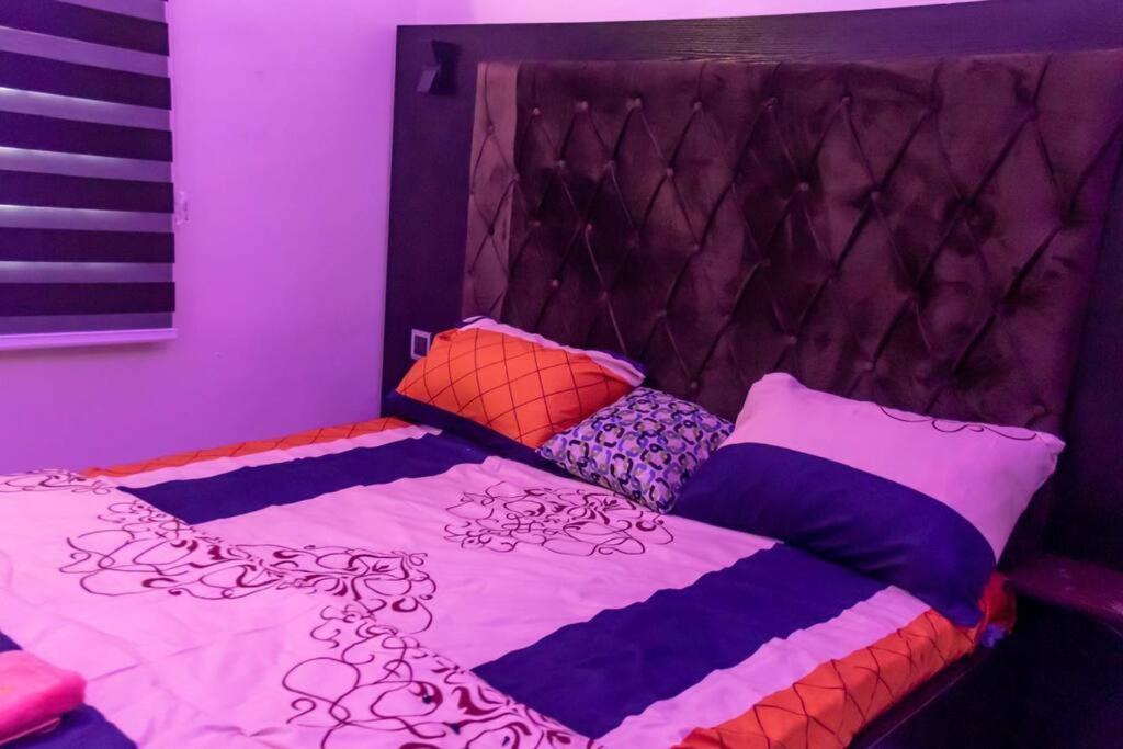 COZY and EXOTIC 3 BED 2 BATH WITH 24HRS LIGHT AND 20 MINS TO AIRPORT