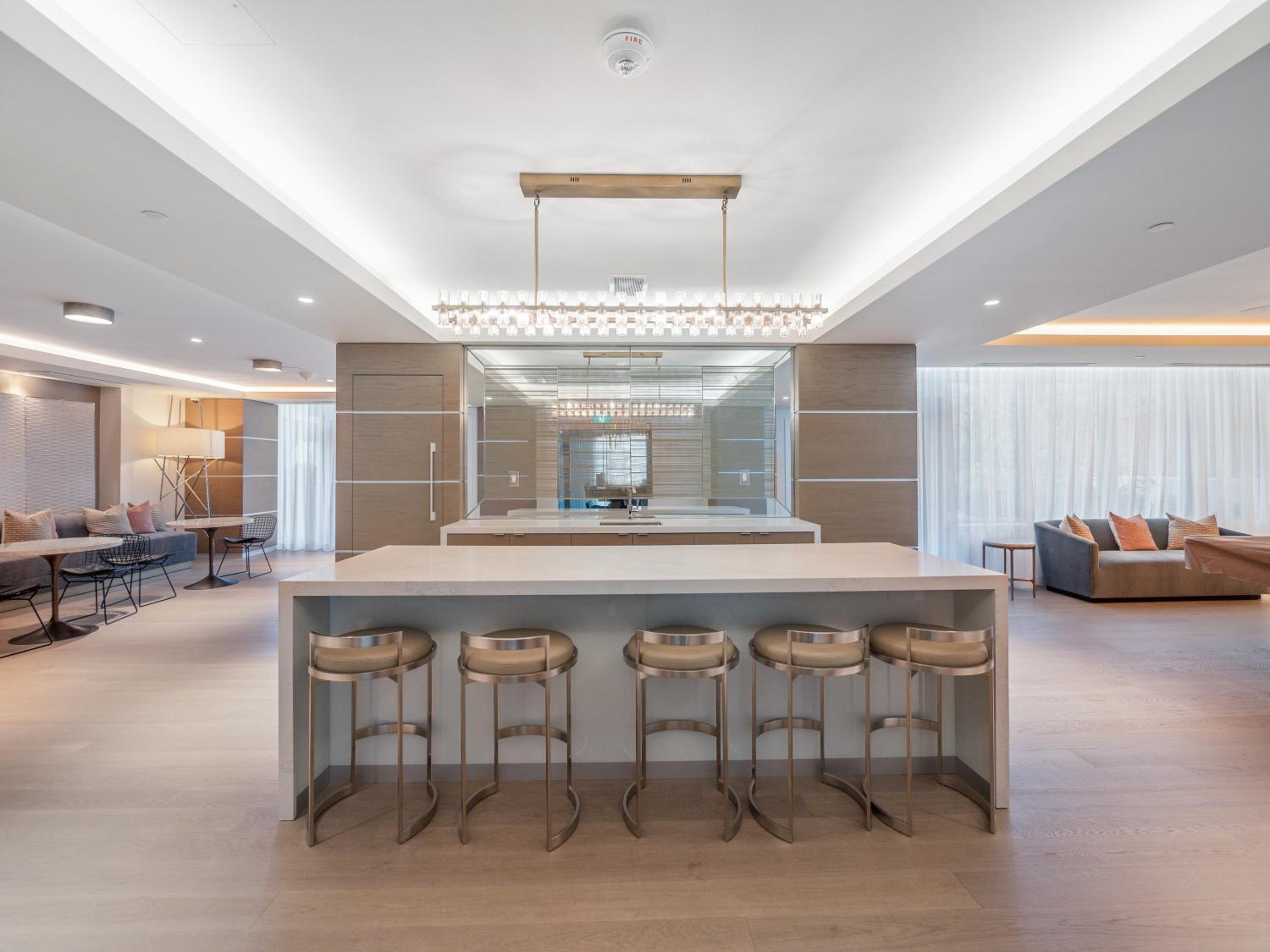 Hazelton Suites - Yorkville - Indoor Pool & Hot Tub