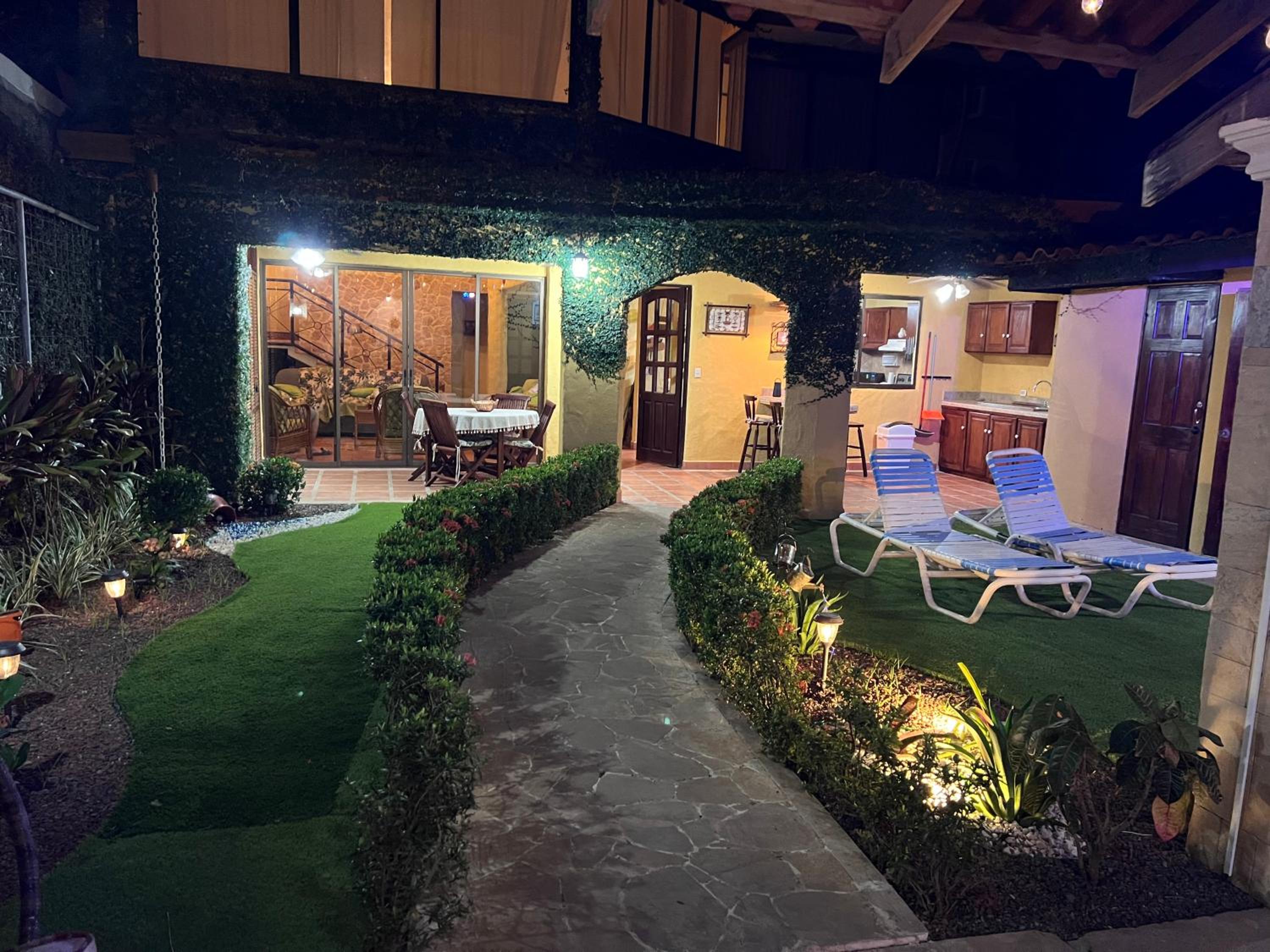 Hermosa Casa con Piscina Privada en Punta Leona