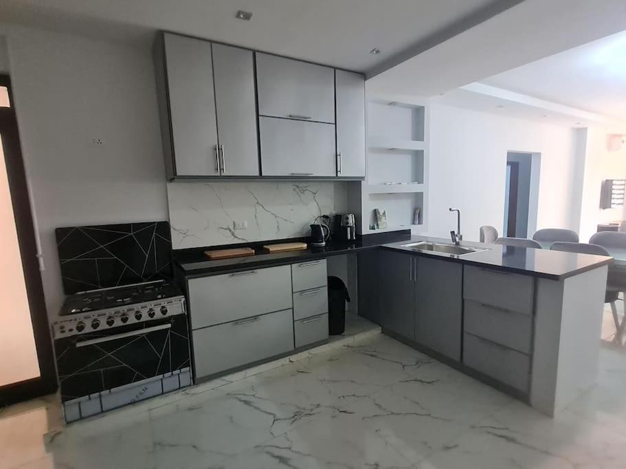 Stunning City Stay in 3 bedroom in Midtown Compound Auc Avenue