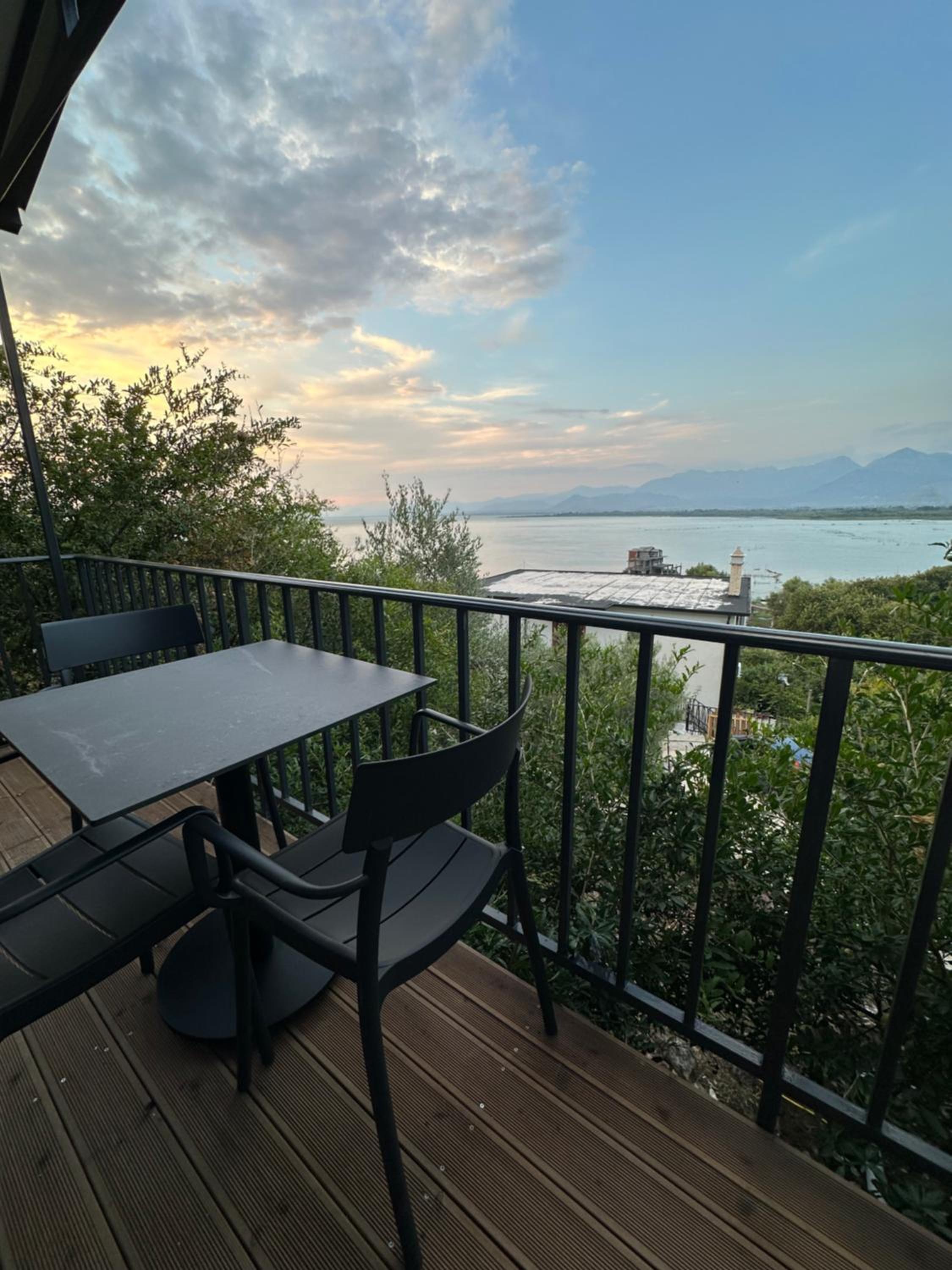 Lake Escape Villa Shirokë