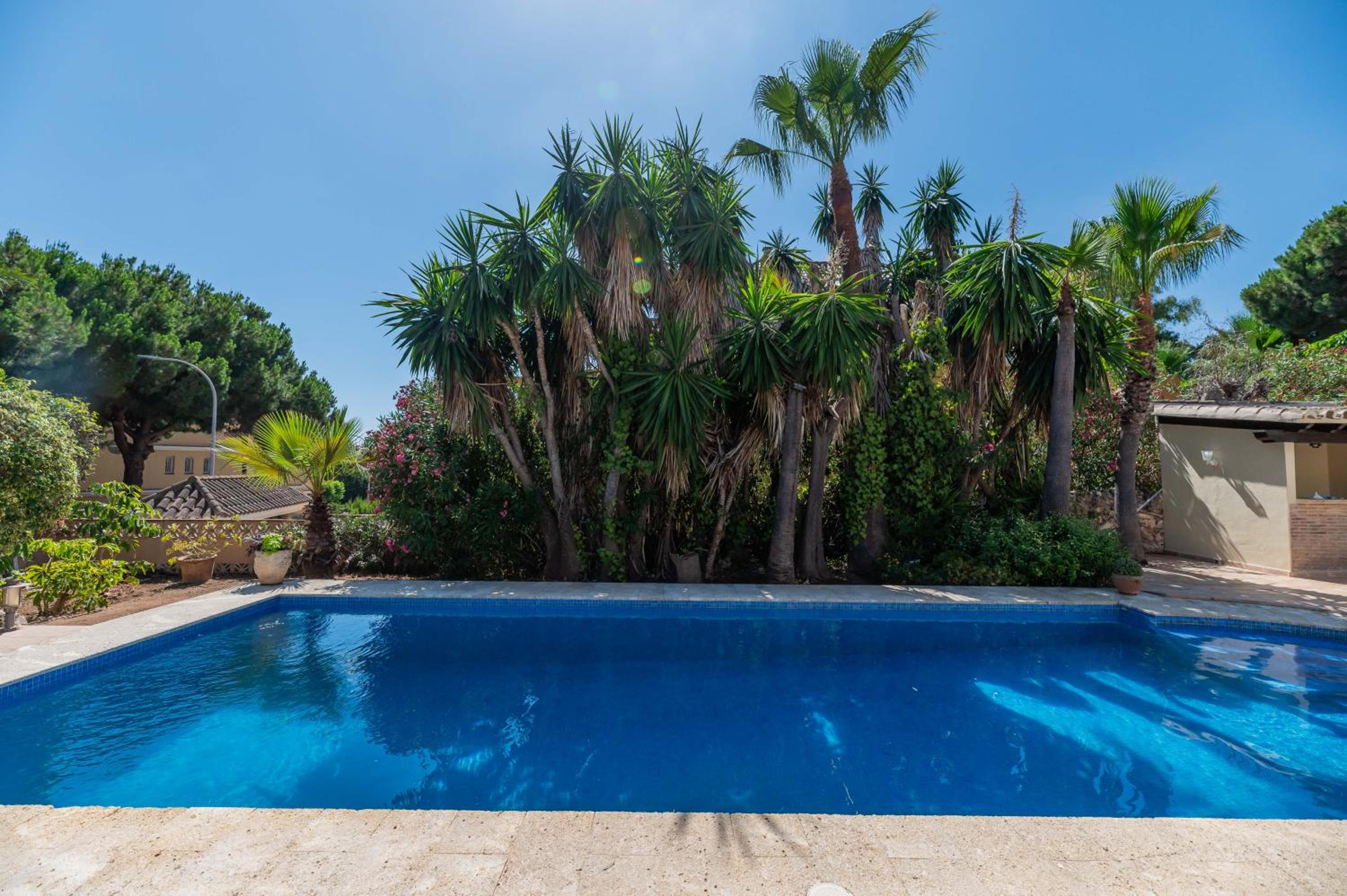 NEW beachside Villa with private pool