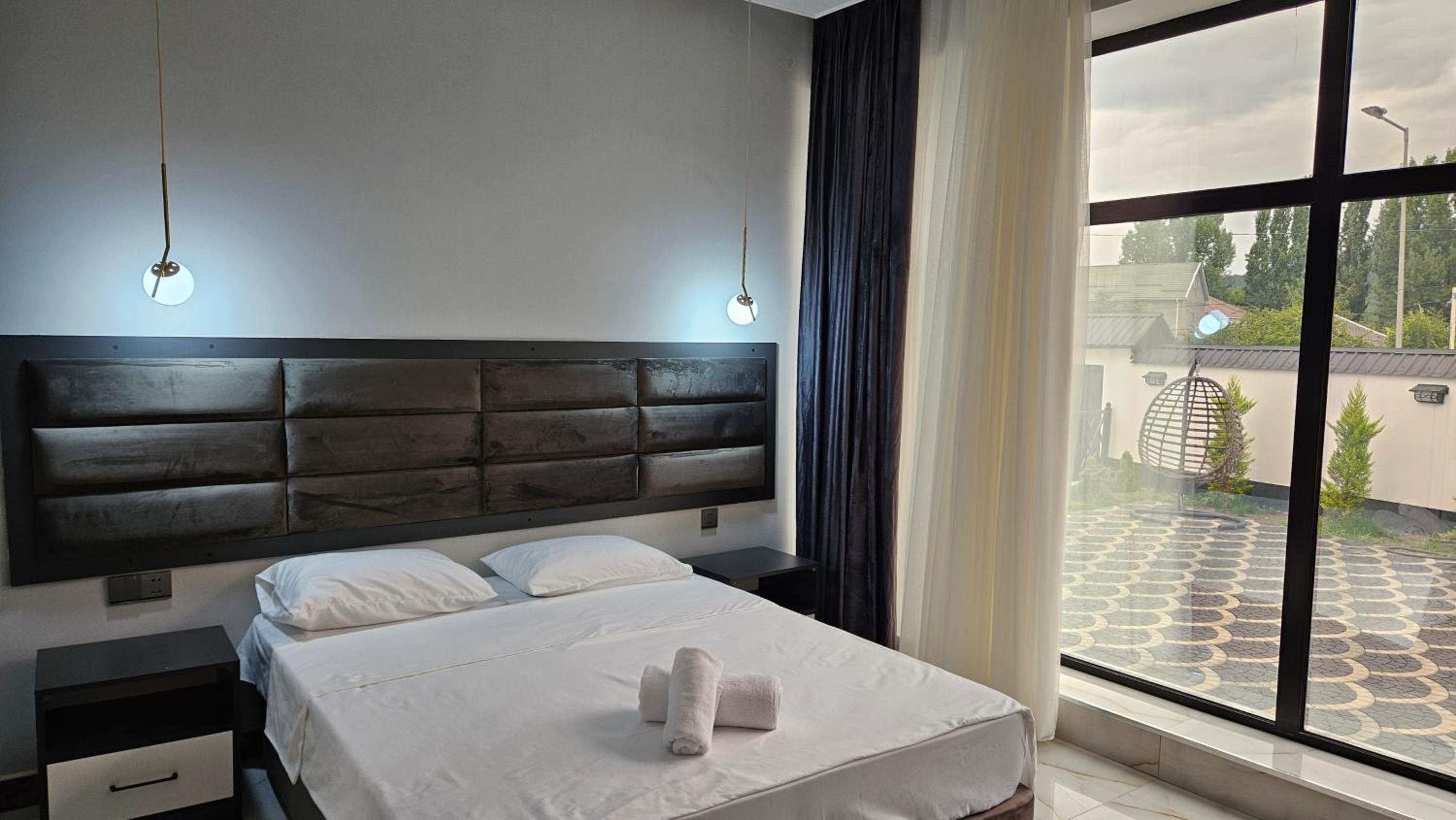 Luxury Milan Mountain Ponoramic Villa, indoor heated pool and jacuzzi with mountain view