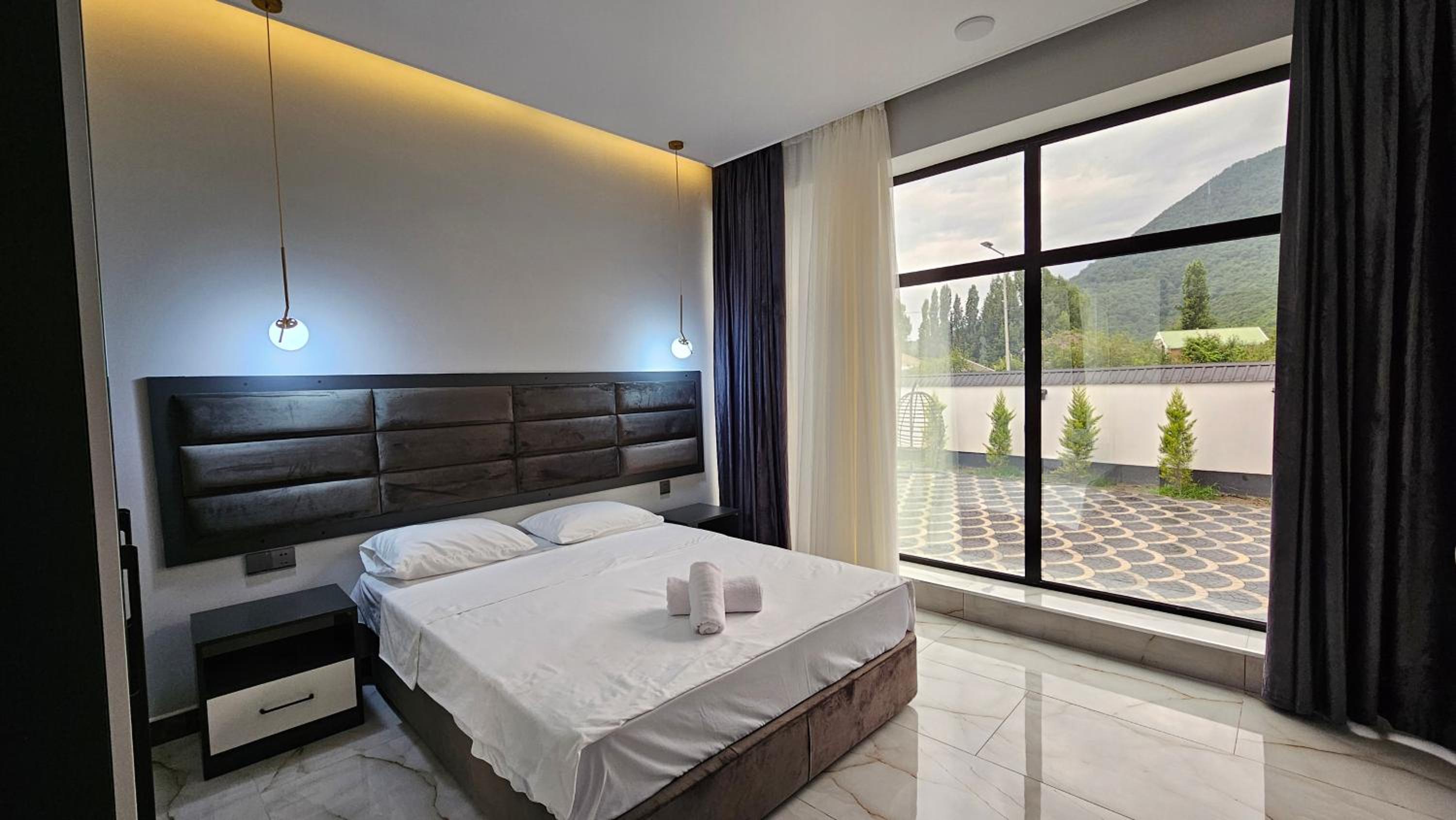 Luxury Milan Mountain Ponoramic Villa, indoor heated pool and jacuzzi with mountain view