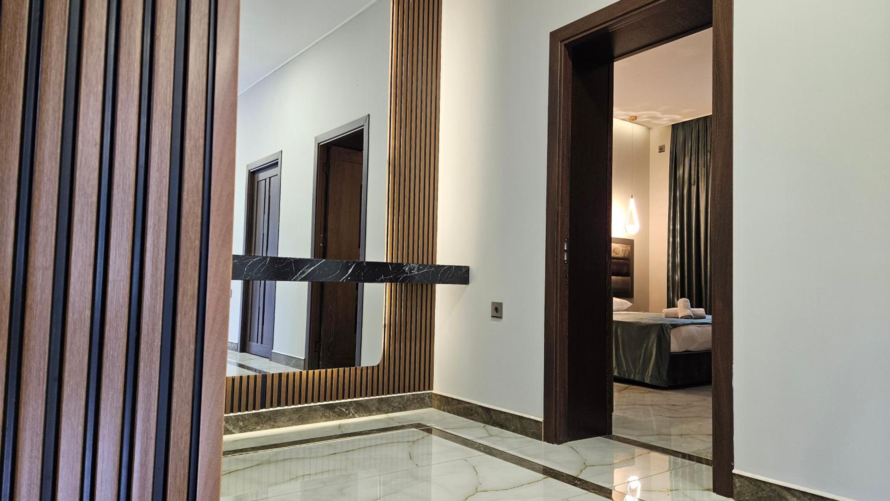 Luxury Milan Mountain Ponoramic Villa, indoor heated pool and jacuzzi with mountain view