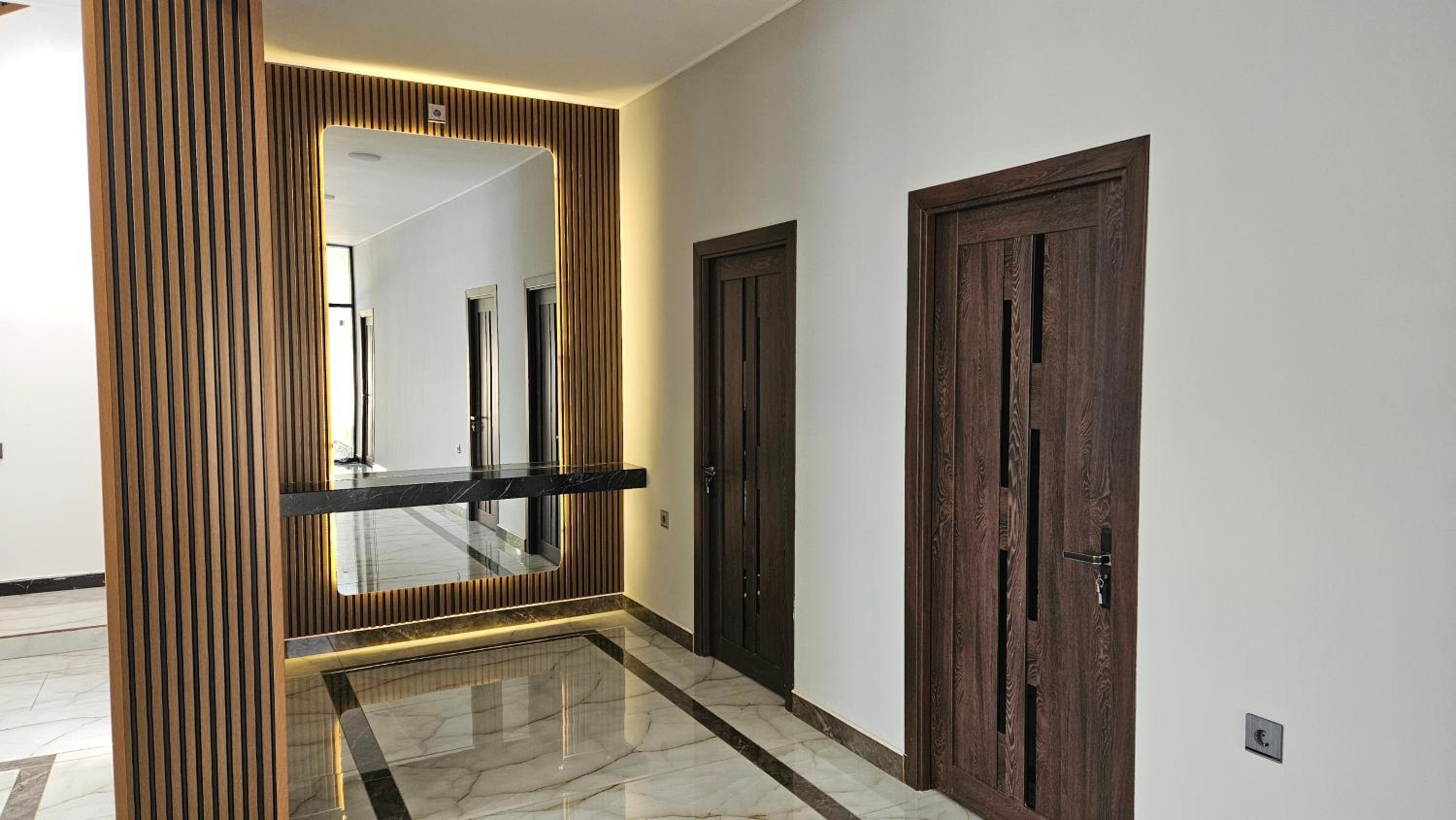Luxury Milan Mountain Ponoramic Villa, indoor heated pool and jacuzzi with mountain view