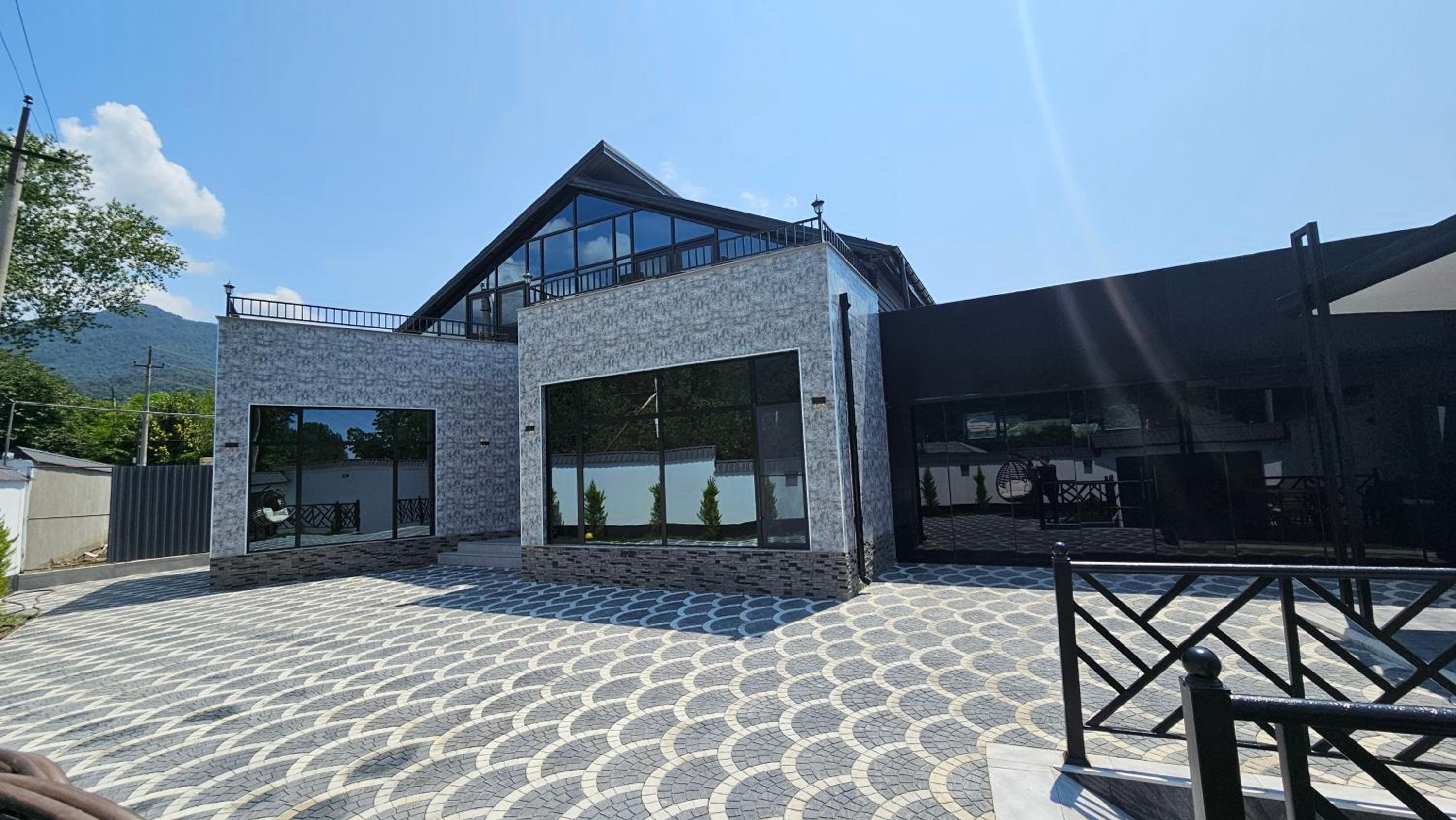 Luxury Milan Mountain Ponoramic Villa, indoor heated pool and jacuzzi with mountain view