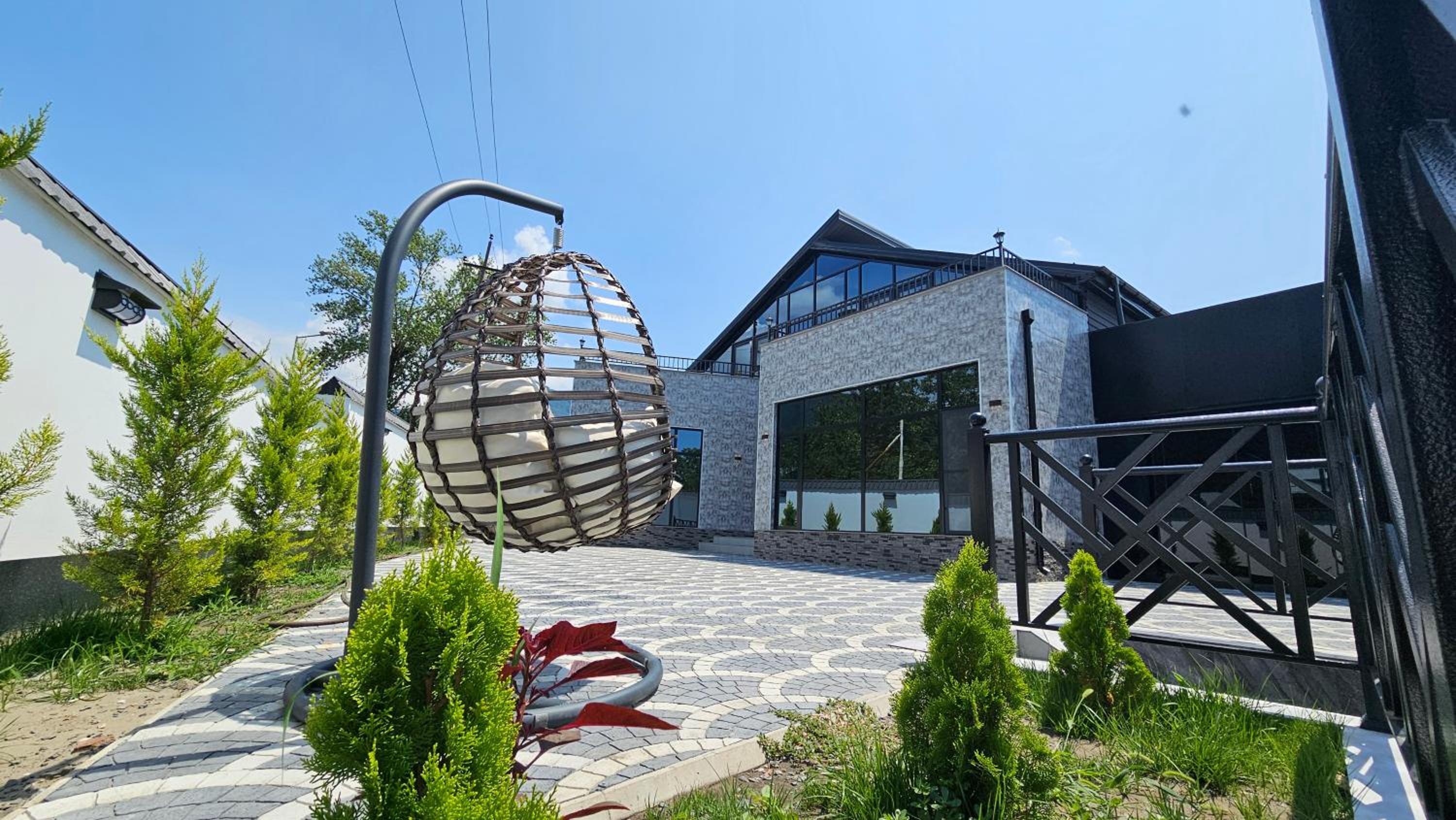 Luxury Milan Mountain Ponoramic Villa, indoor heated pool and jacuzzi with mountain view