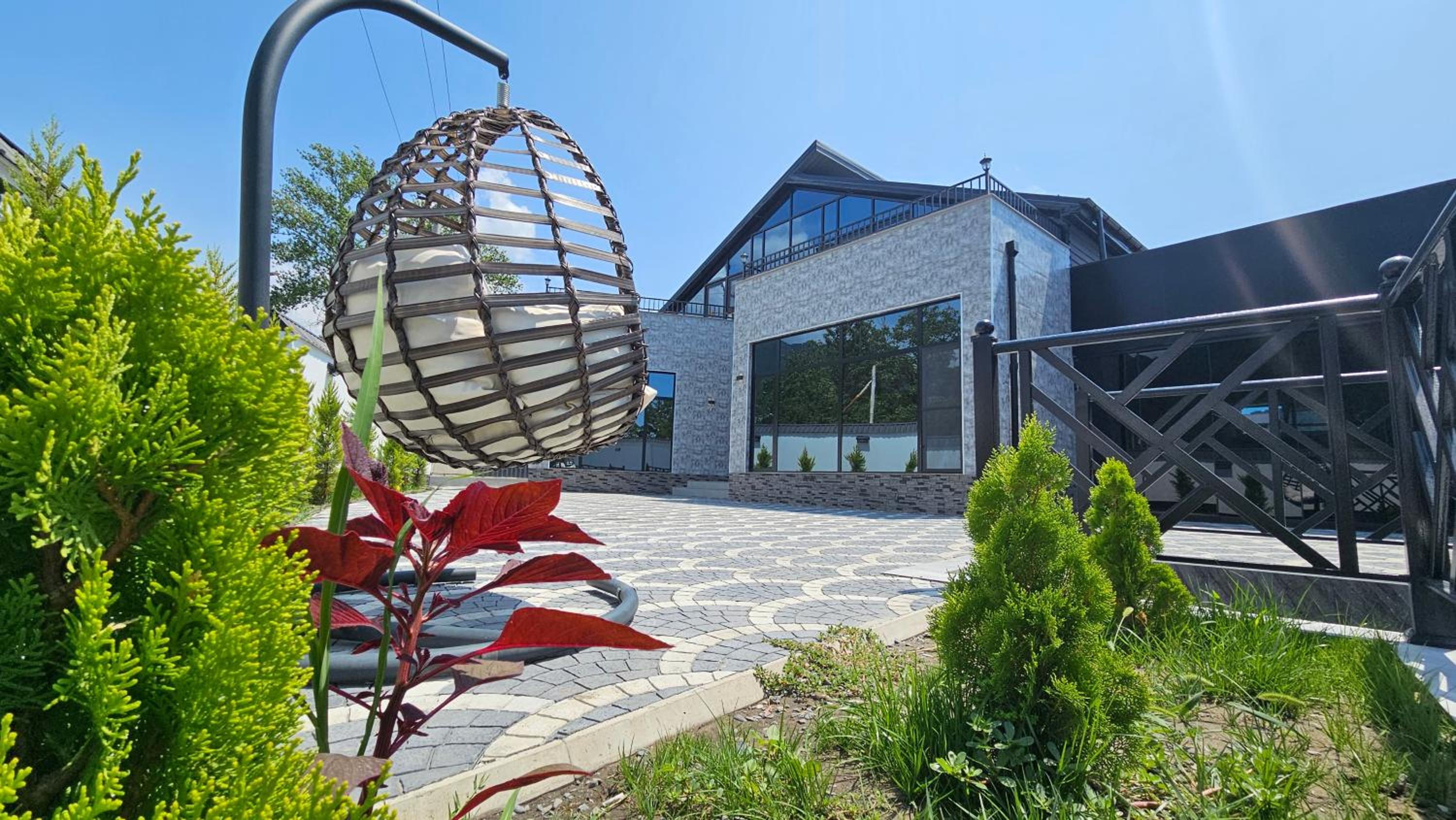 Luxury Milan Mountain Ponoramic Villa, indoor heated pool and jacuzzi with mountain view