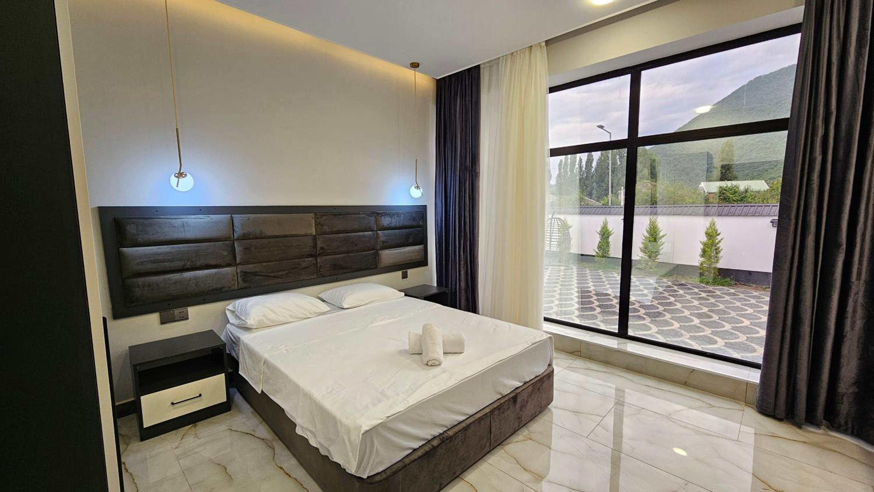 Luxury Milan Mountain Ponoramic Villa, indoor heated pool and jacuzzi with mountain view