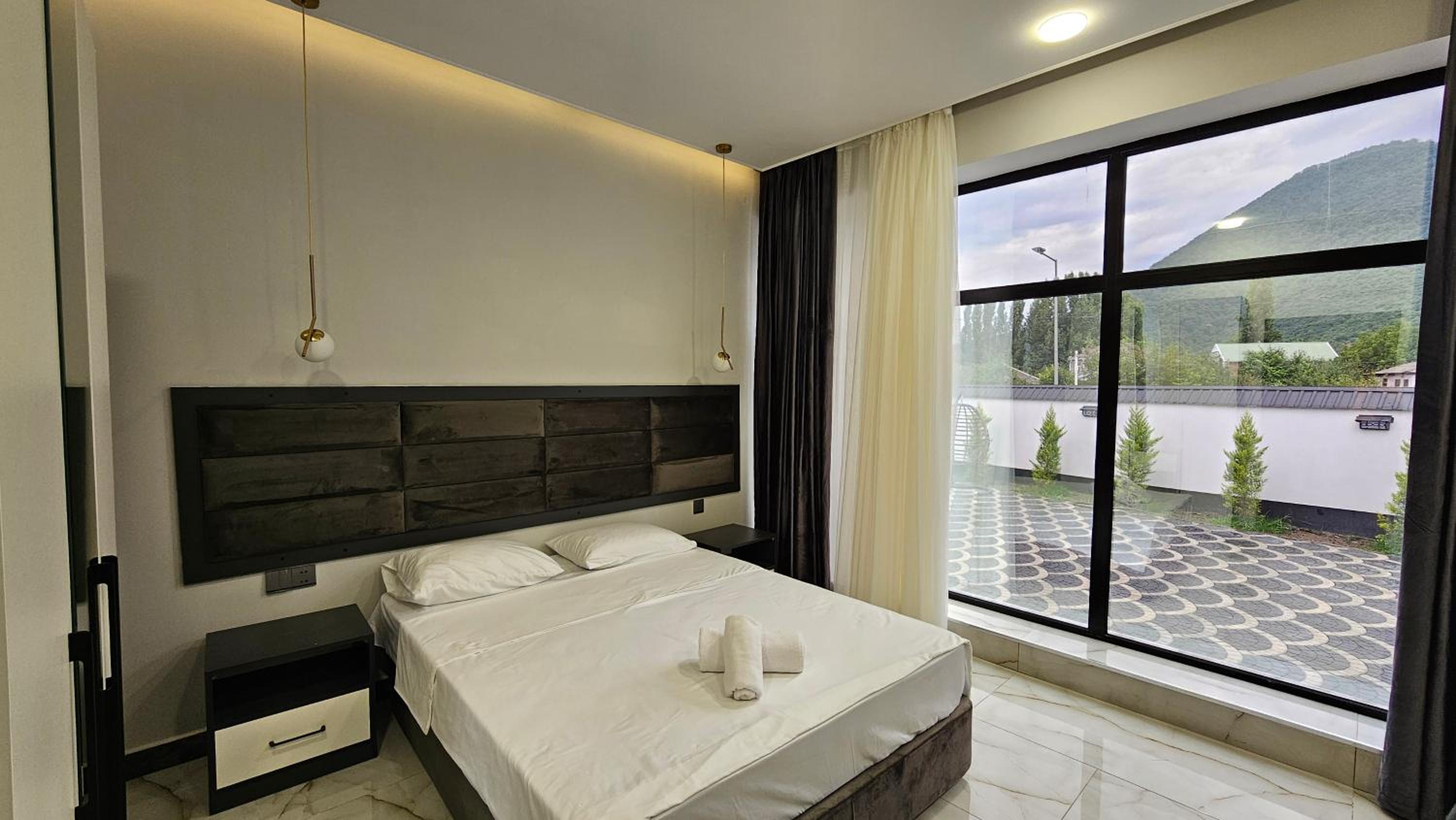 Luxury Milan Mountain Ponoramic Villa, indoor heated pool and jacuzzi with mountain view