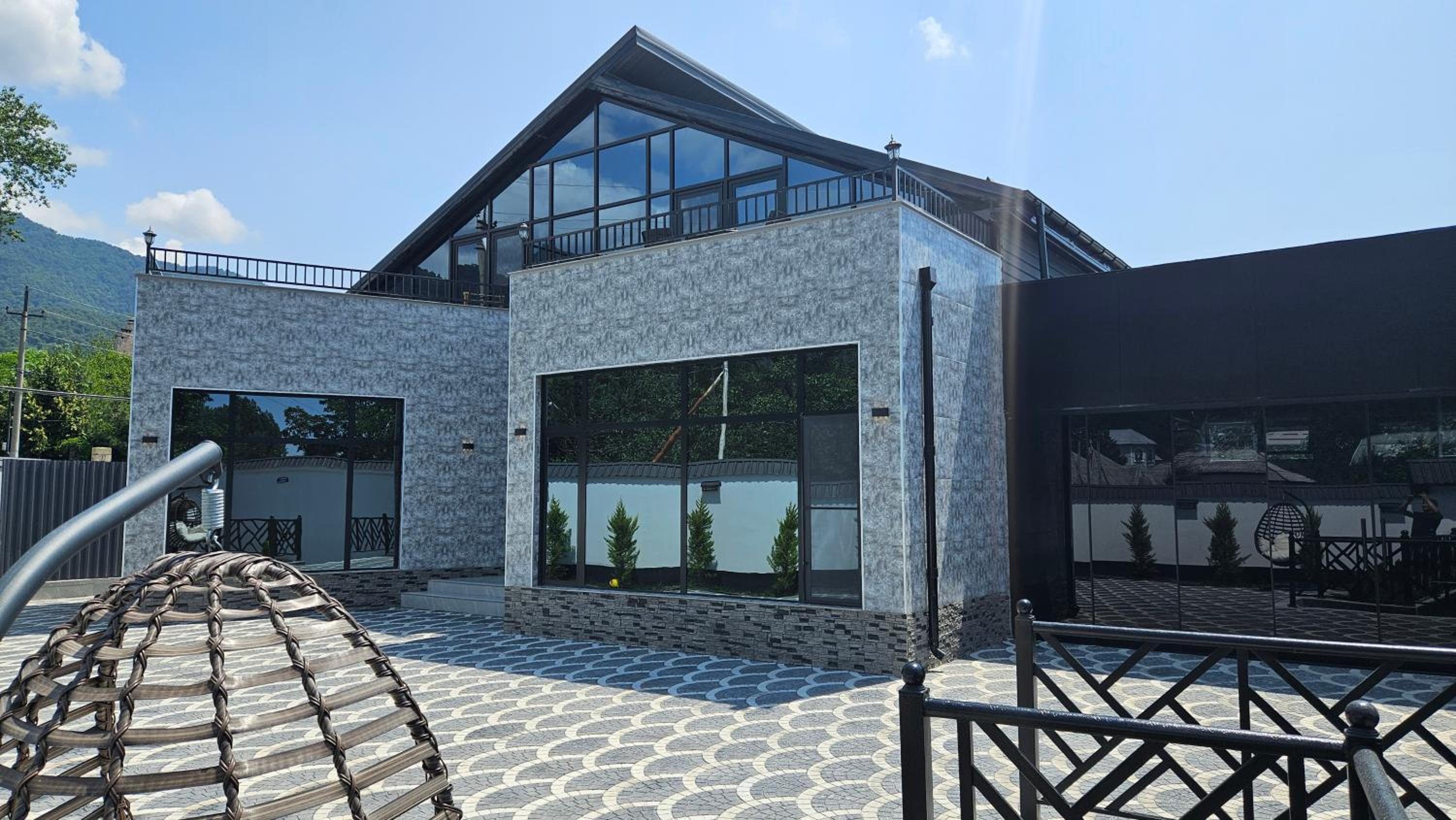 Luxury Milan Mountain Ponoramic Villa, indoor heated pool and jacuzzi with mountain view