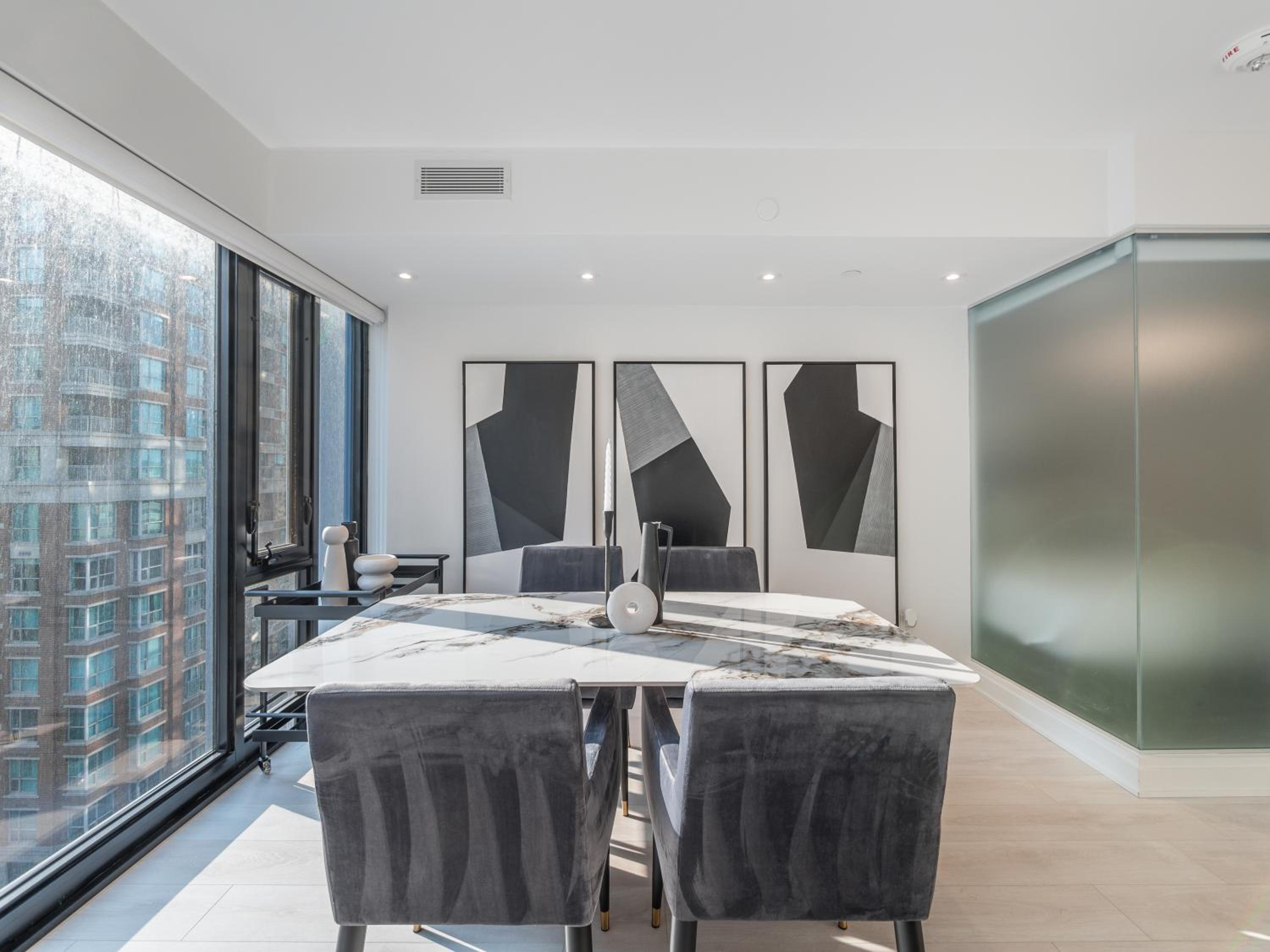Hazelton Suites - Yorkville - Indoor Pool & Hot Tub