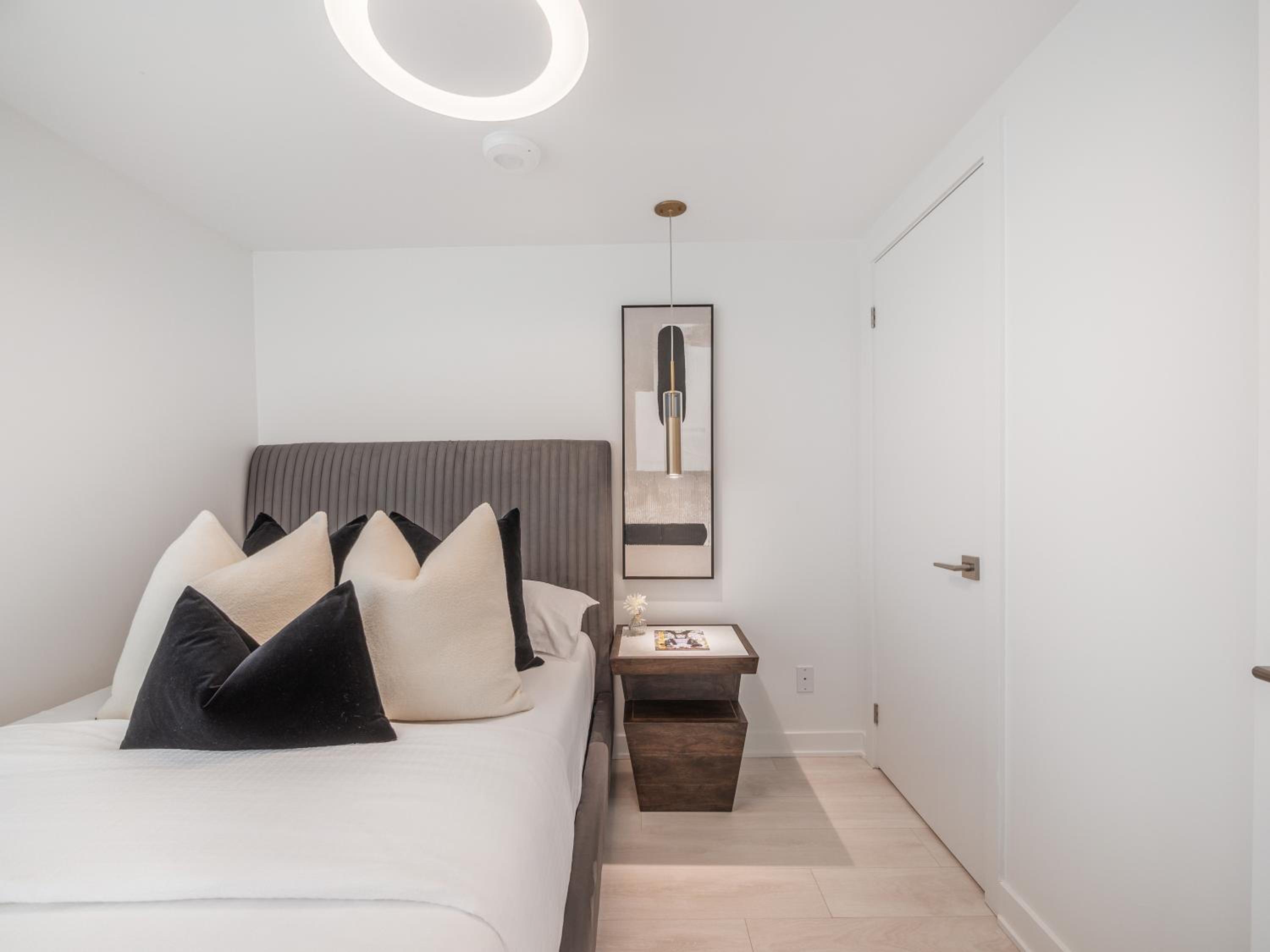Hazelton Suites - Yorkville - Indoor Pool & Hot Tub