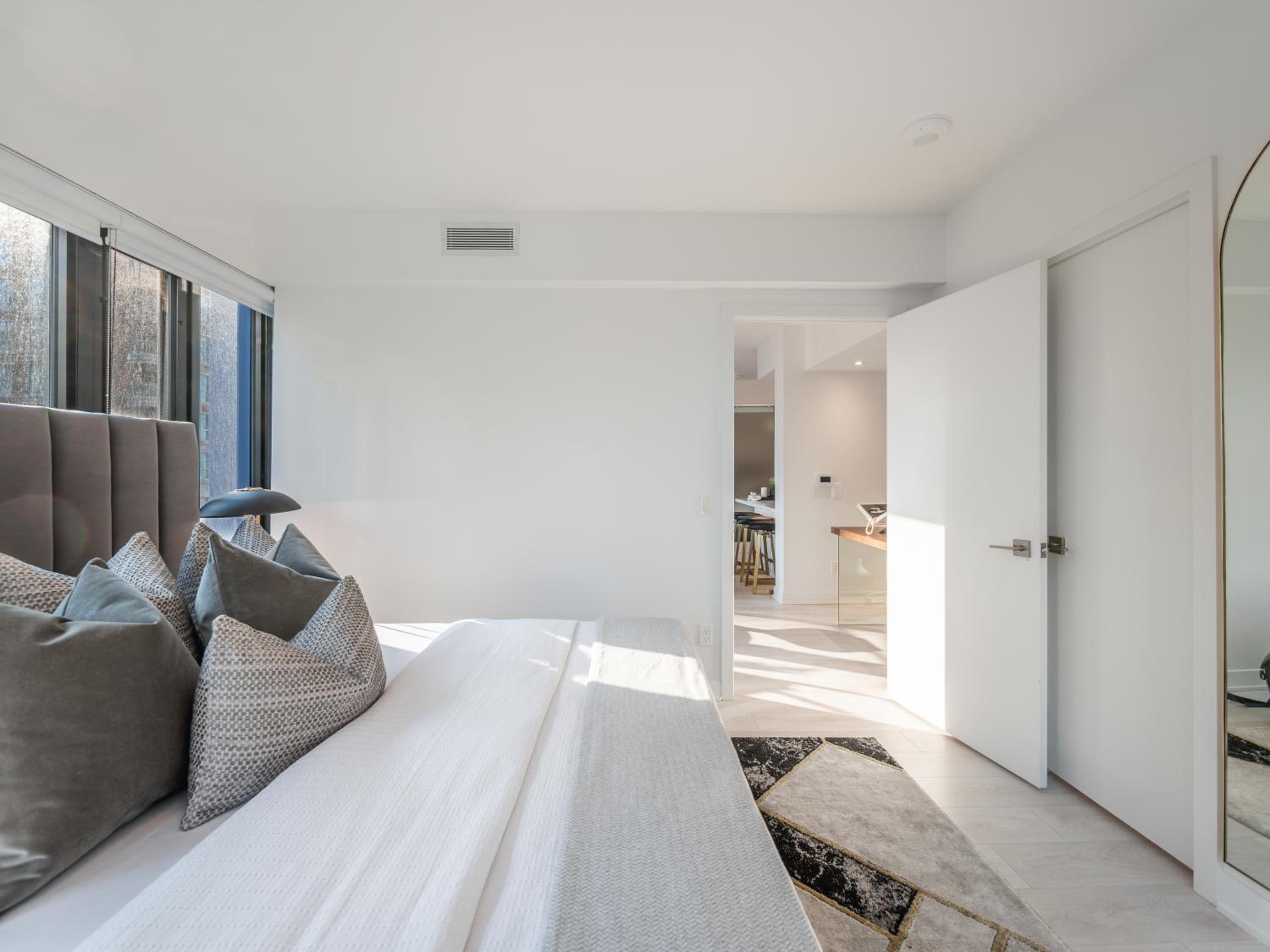 Hazelton Suites - Yorkville - Indoor Pool & Hot Tub