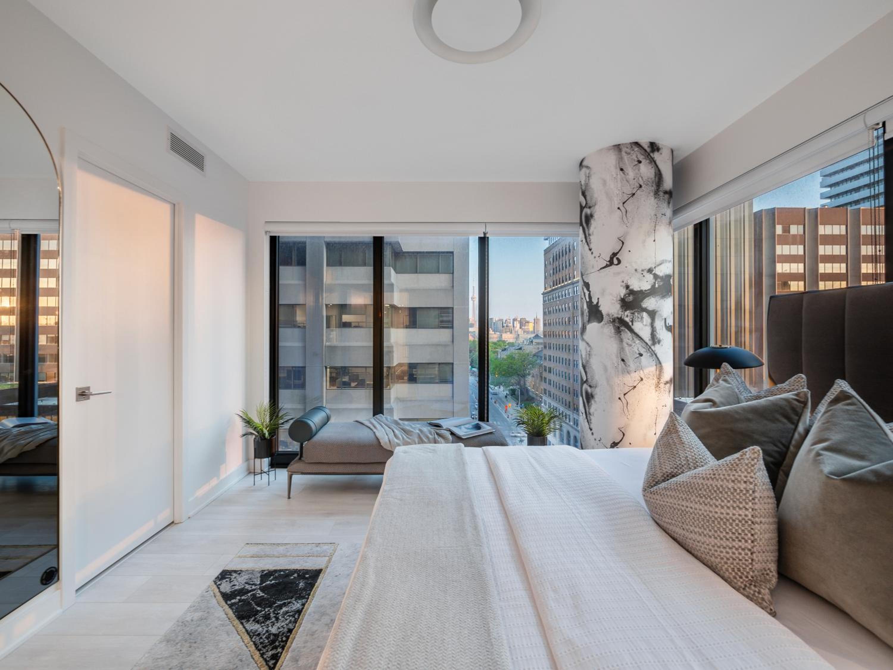 Hazelton Suites - Yorkville - Indoor Pool & Hot Tub