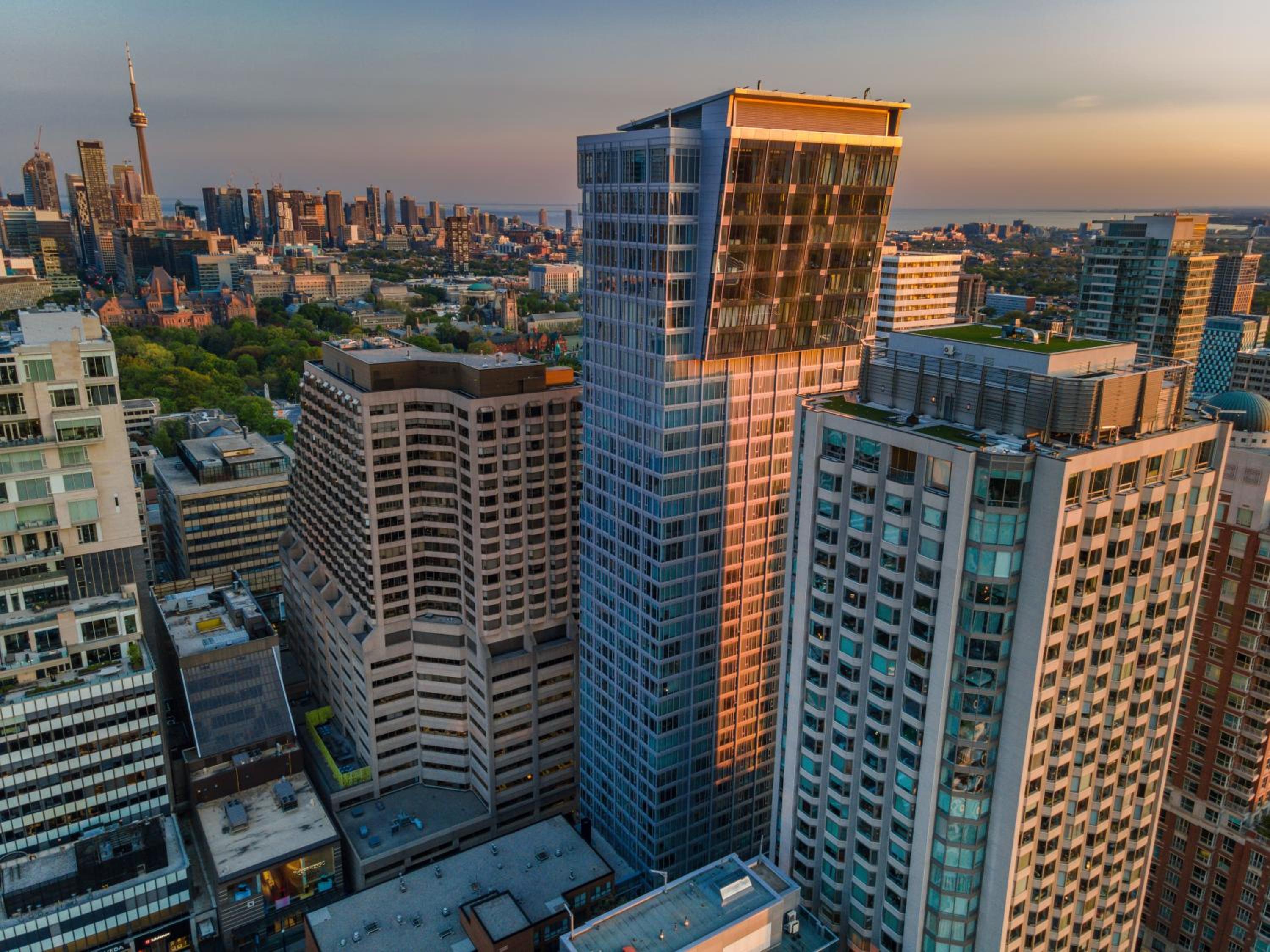 Hazelton Suites - Yorkville - Indoor Pool & Hot Tub