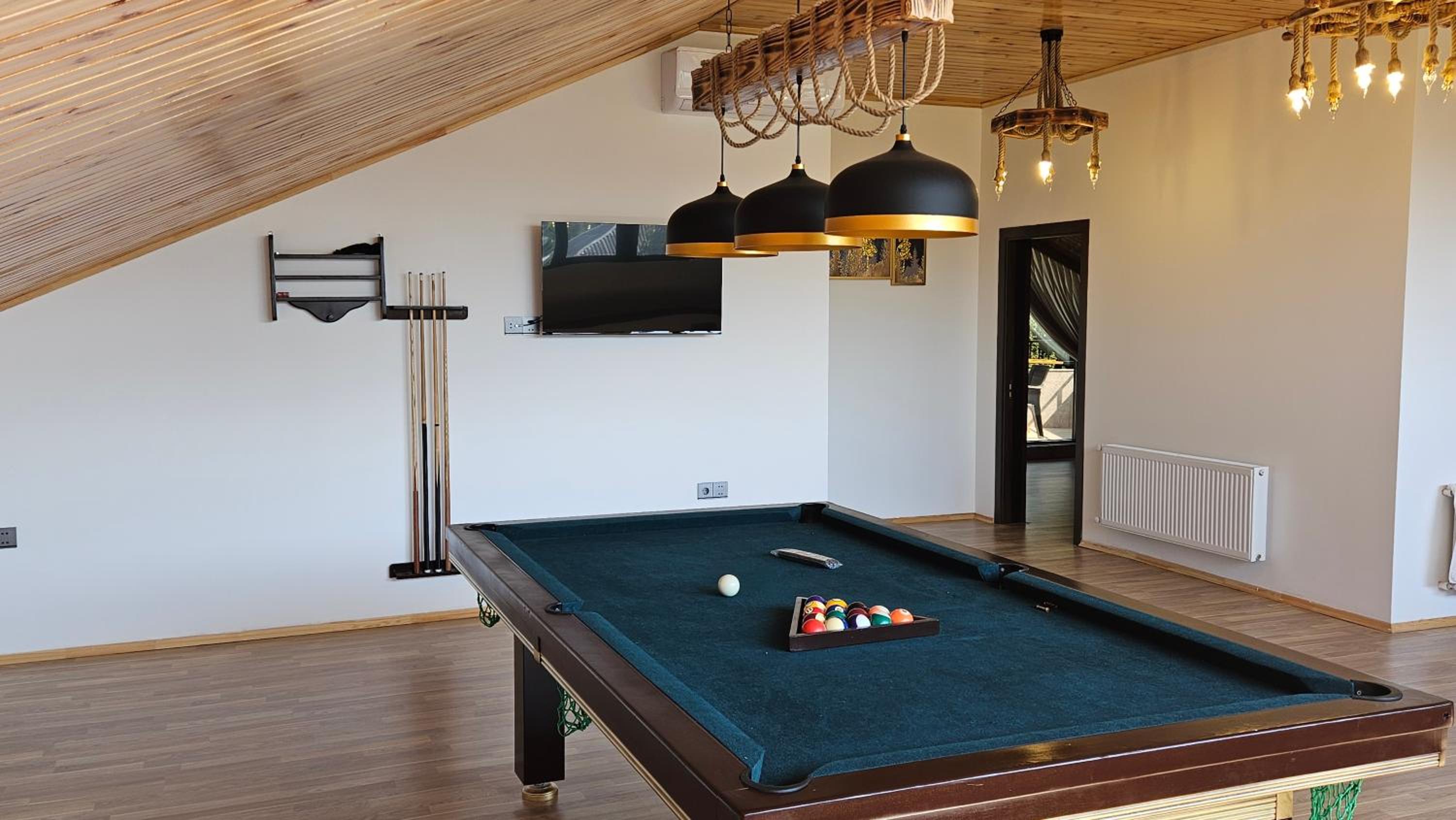 Luxury Milan Mountain Ponoramic Villa, indoor heated pool and jacuzzi with mountain view