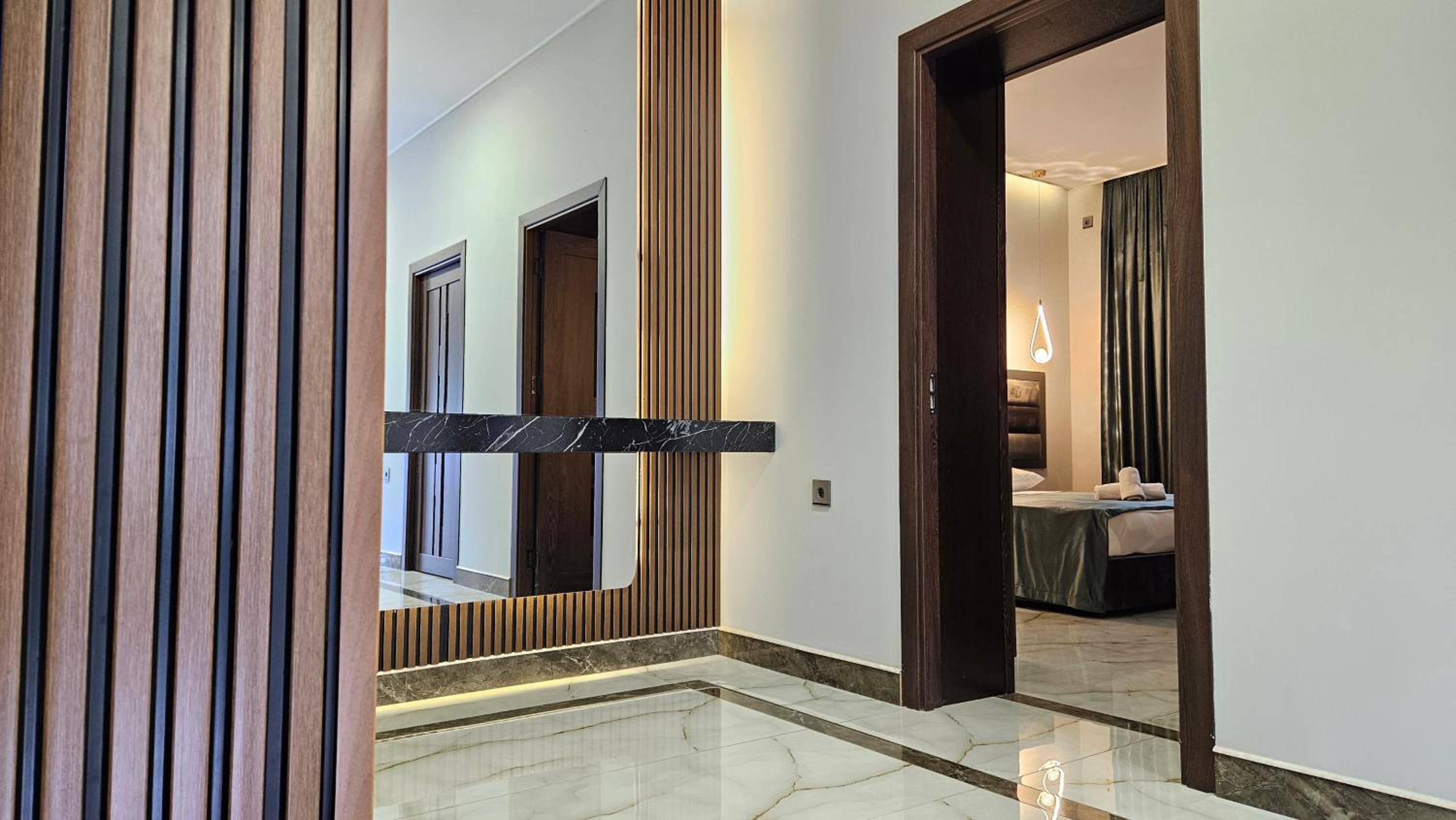 Luxury Milan Mountain Ponoramic Villa, indoor heated pool and jacuzzi with mountain view