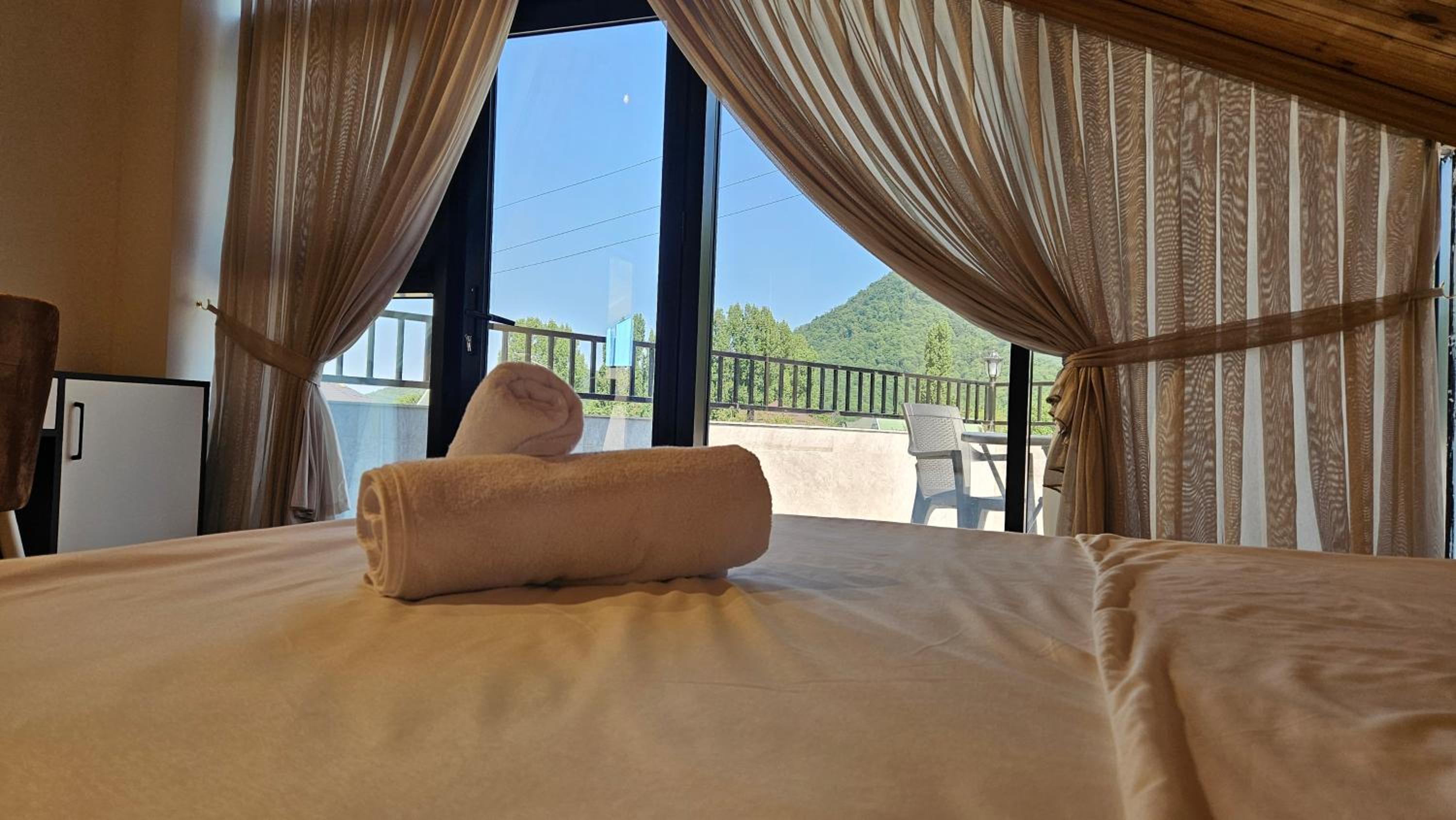 Luxury Milan Mountain Ponoramic Villa, indoor heated pool and jacuzzi with mountain view