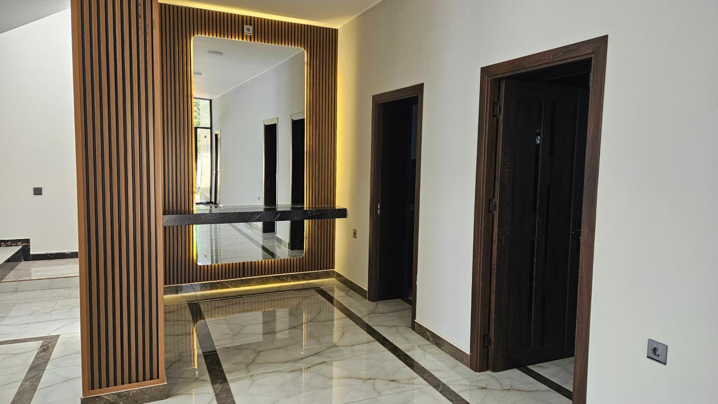 Luxury Milan Mountain Ponoramic Villa, indoor heated pool and jacuzzi with mountain view