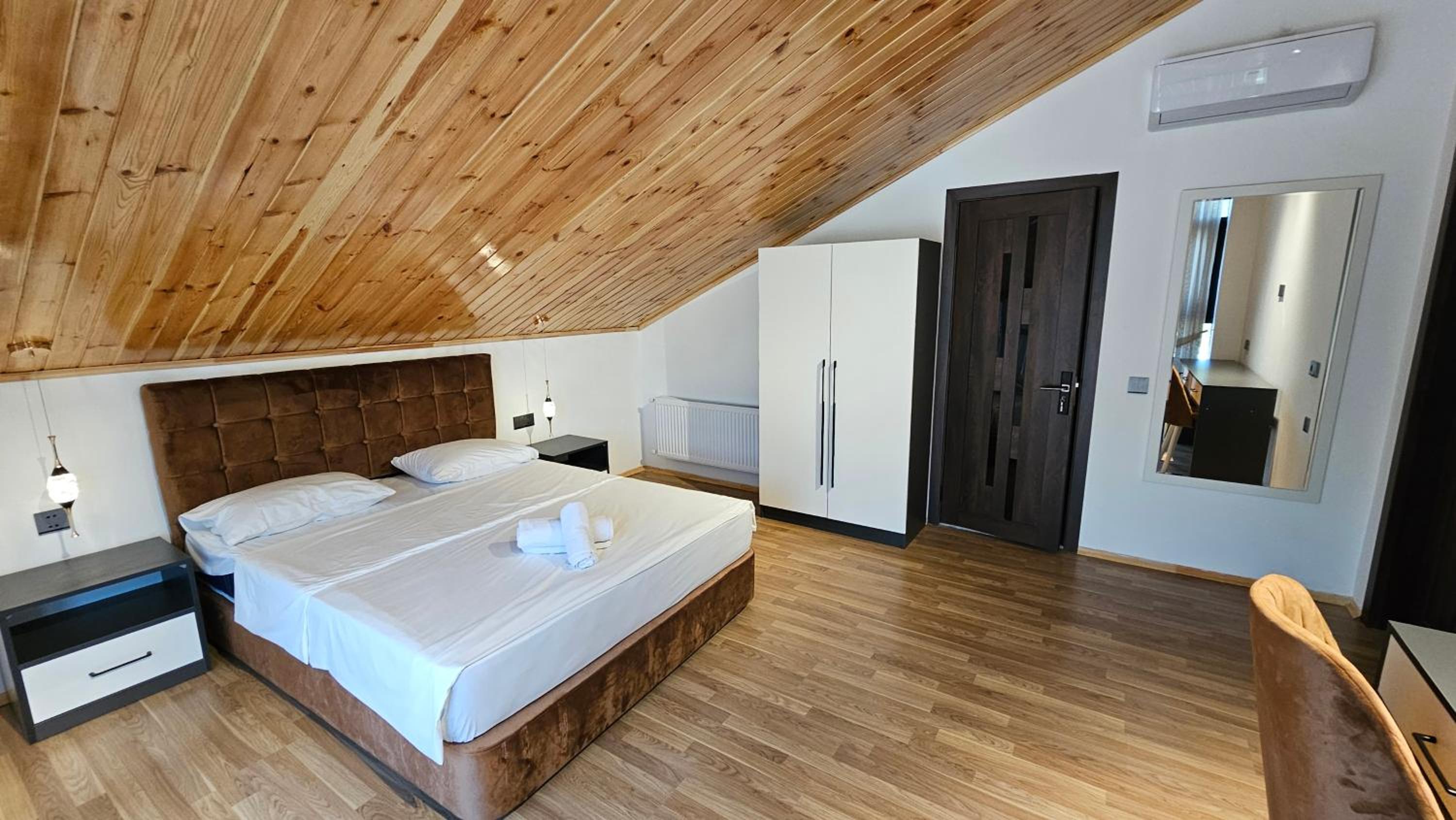 Luxury Milan Mountain Ponoramic Villa, indoor heated pool and jacuzzi with mountain view