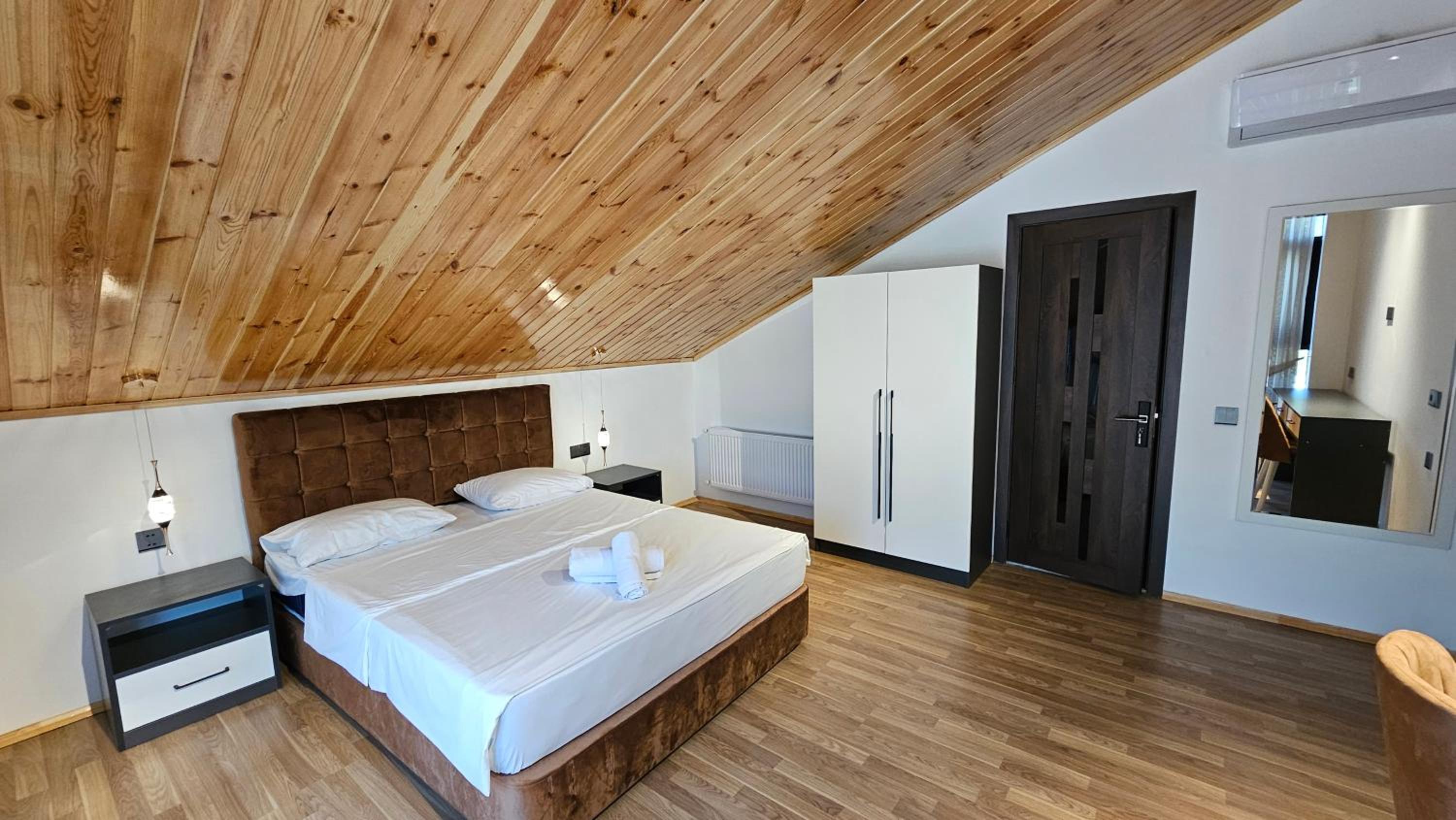 Luxury Milan Mountain Ponoramic Villa, indoor heated pool and jacuzzi with mountain view