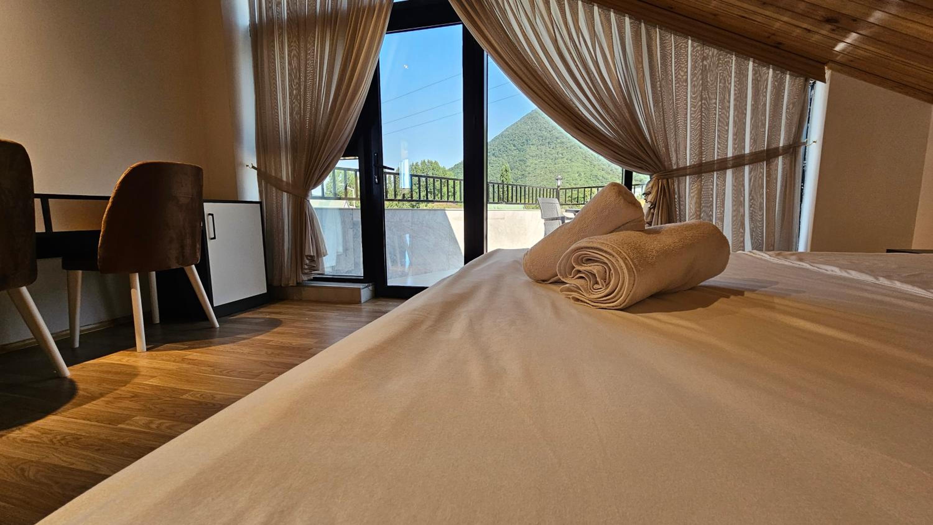 Luxury Milan Mountain Ponoramic Villa, indoor heated pool and jacuzzi with mountain view
