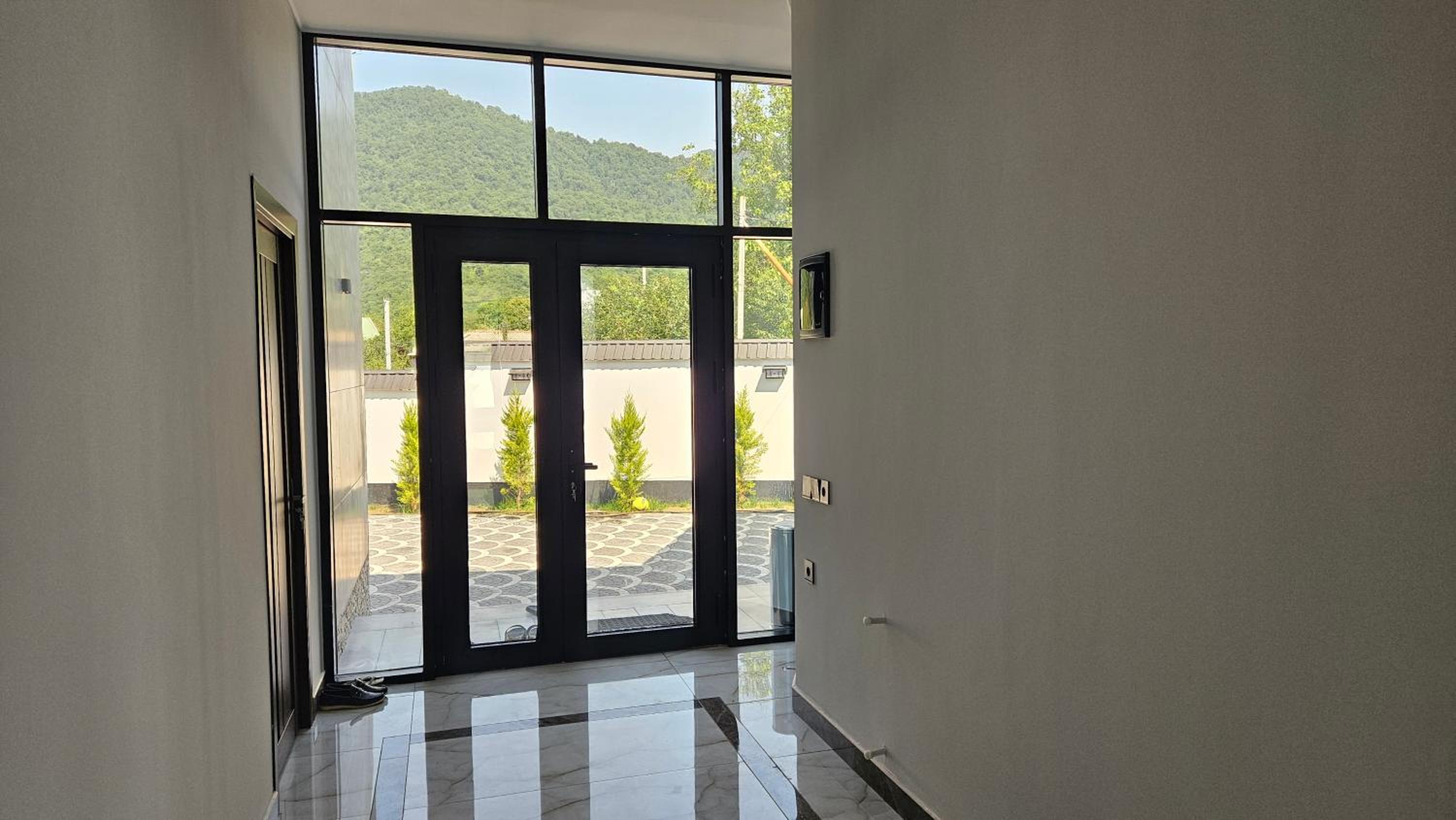 Luxury Milan Mountain Ponoramic Villa, indoor heated pool and jacuzzi with mountain view