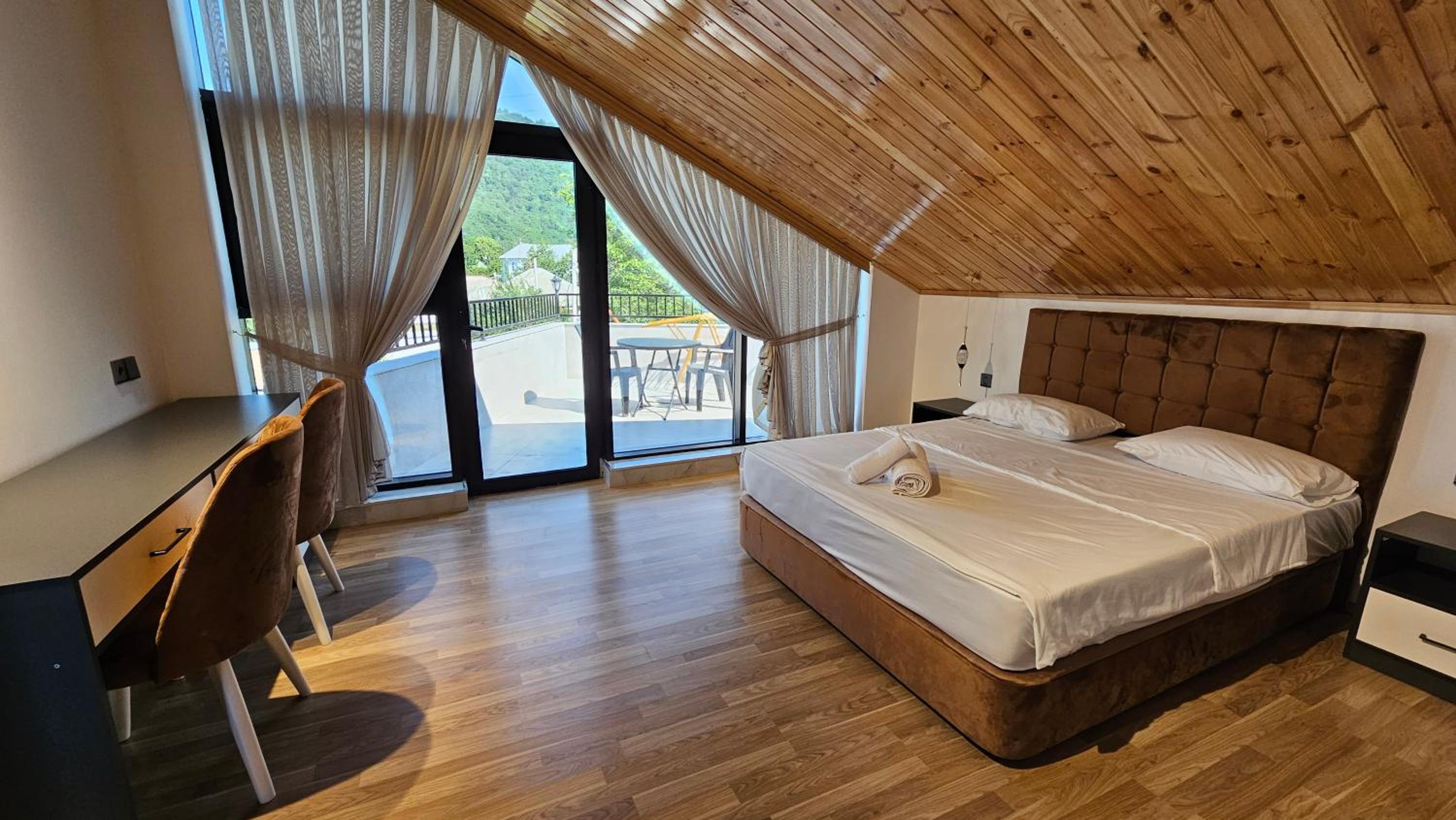 Luxury Milan Mountain Ponoramic Villa, indoor heated pool and jacuzzi with mountain view