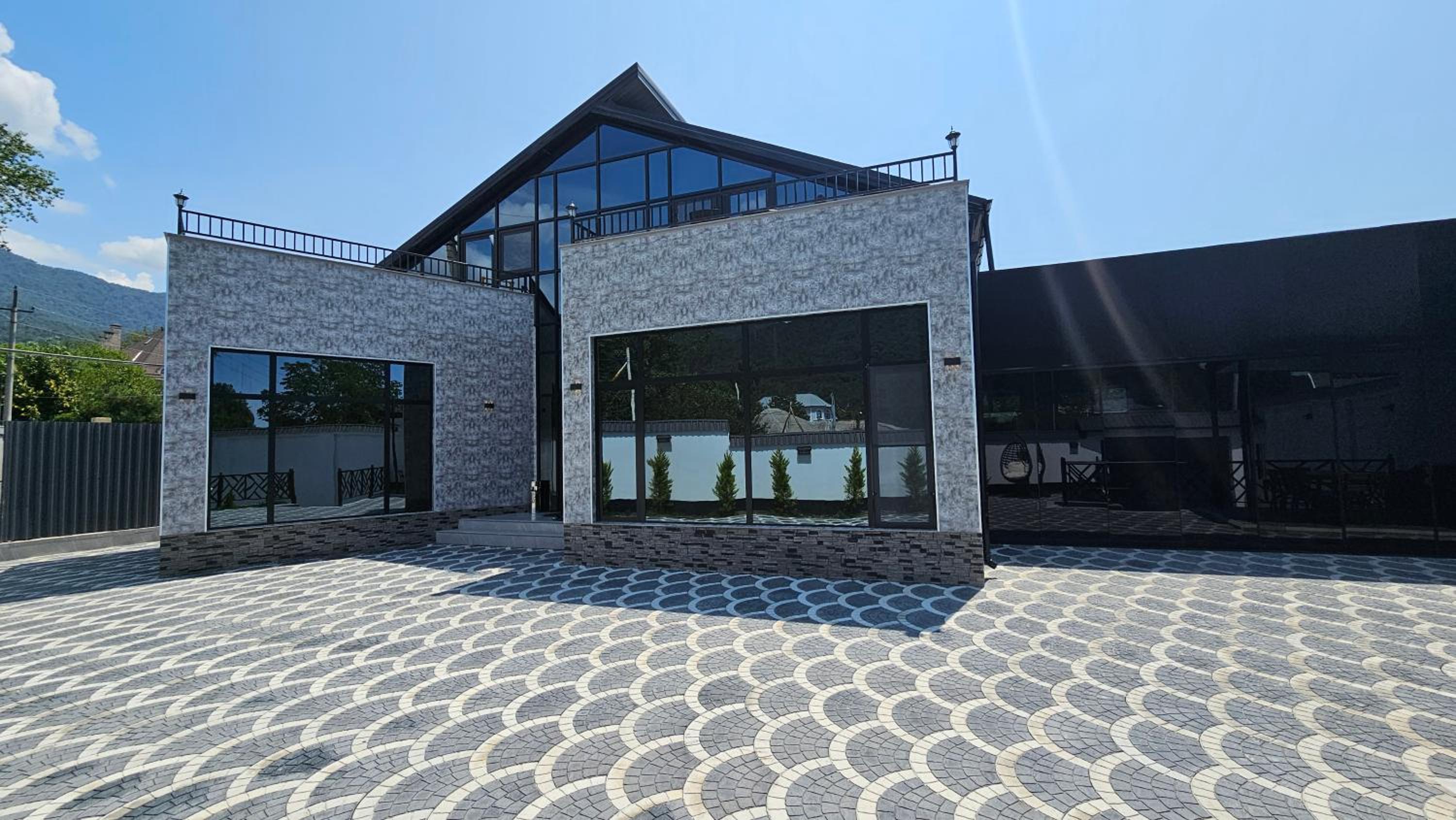 Luxury Milan Mountain Ponoramic Villa, indoor heated pool and jacuzzi with mountain view