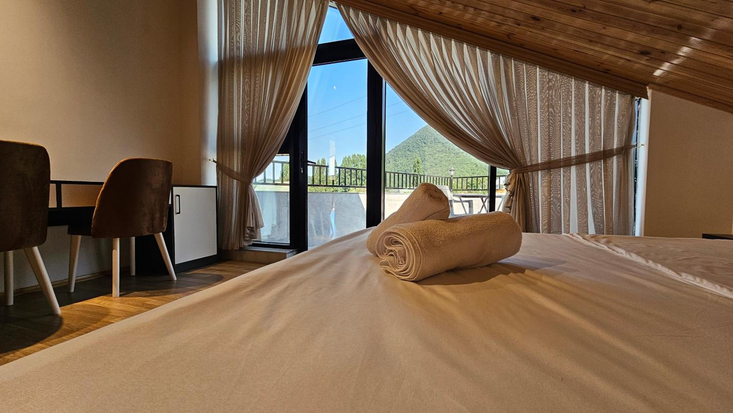 Luxury Milan Mountain Ponoramic Villa, indoor heated pool and jacuzzi with mountain view