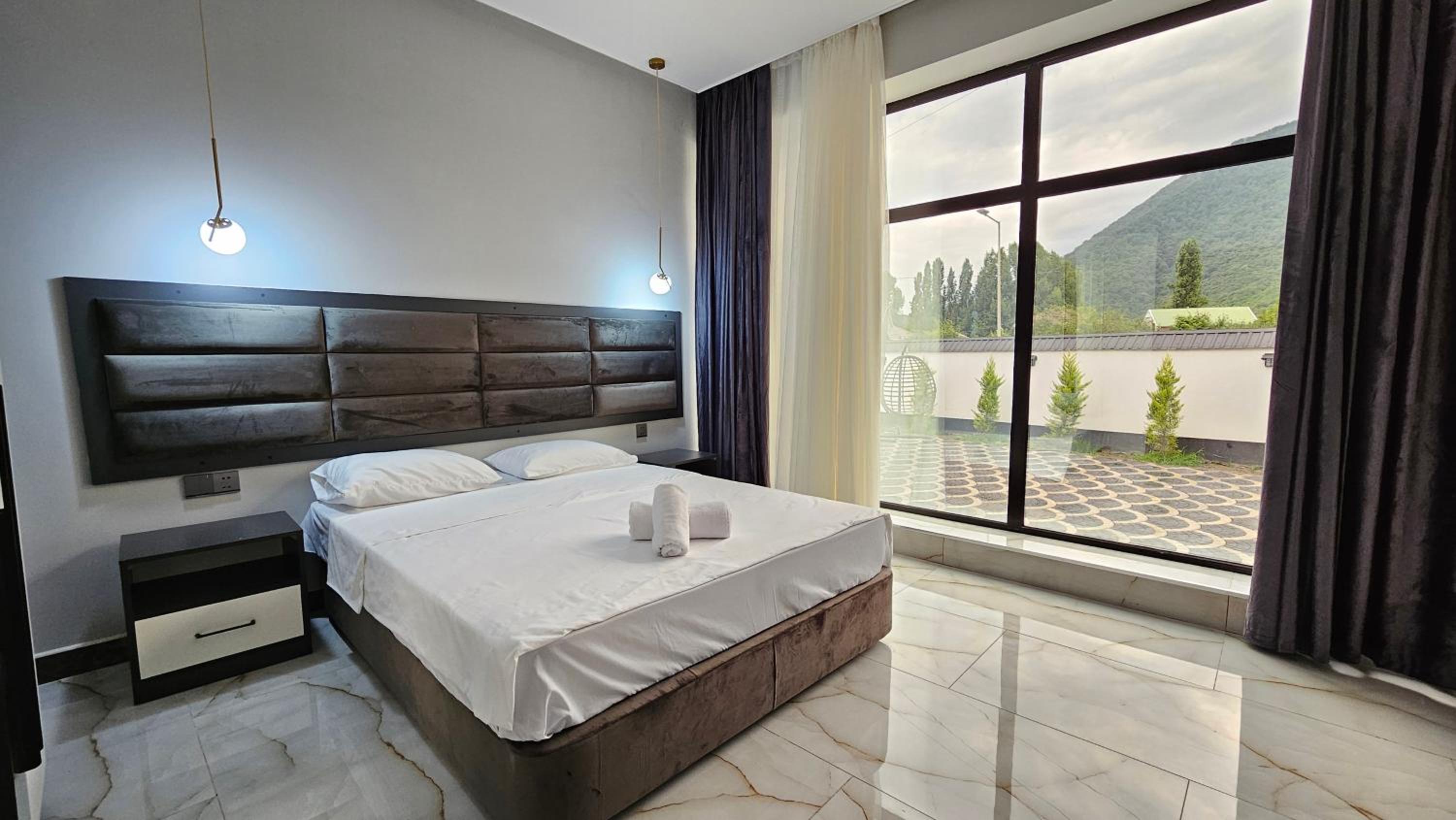 Luxury Milan Mountain Ponoramic Villa, indoor heated pool and jacuzzi with mountain view