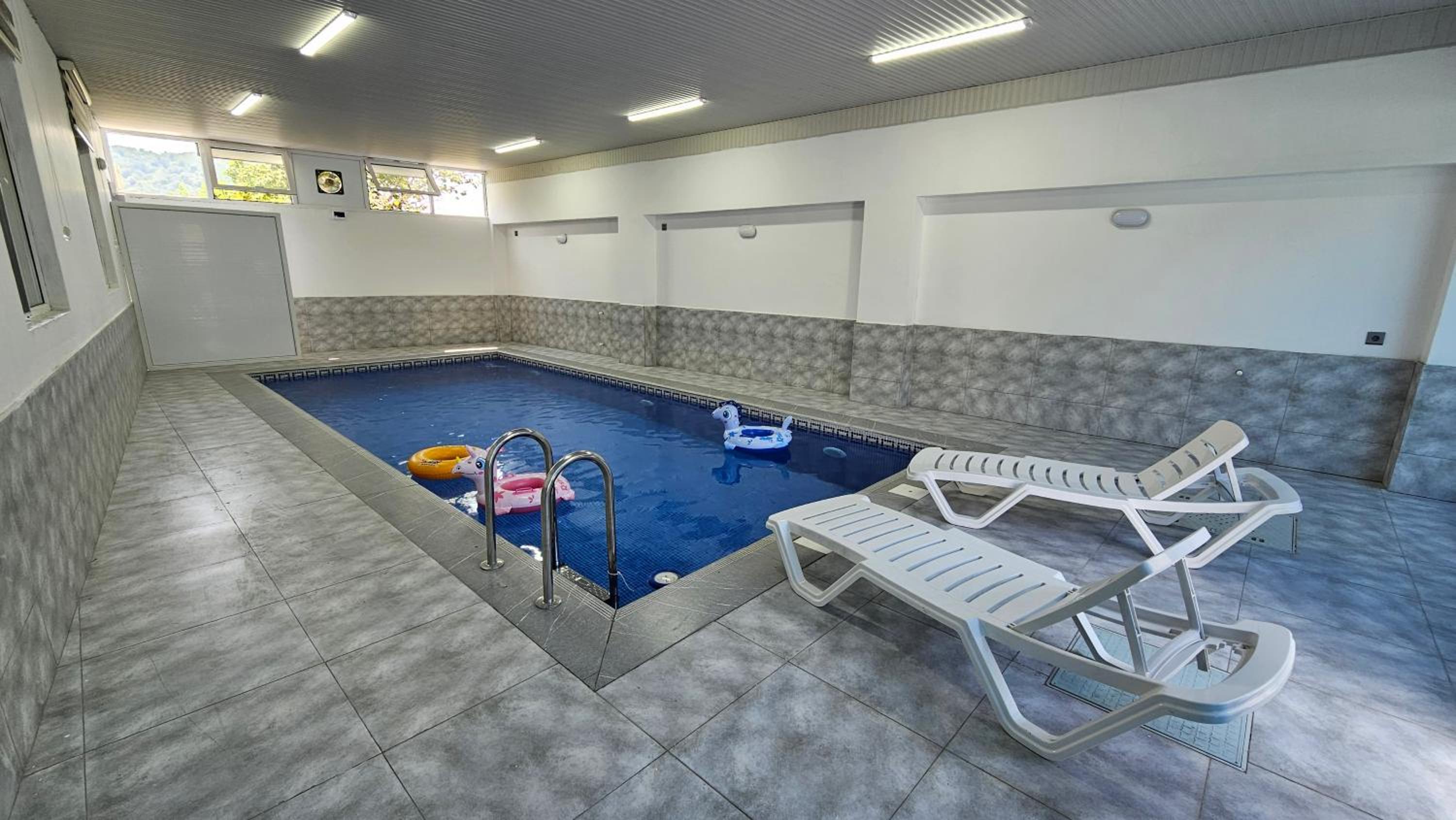 Luxury Milan Mountain Ponoramic Villa, indoor heated pool and jacuzzi with mountain view