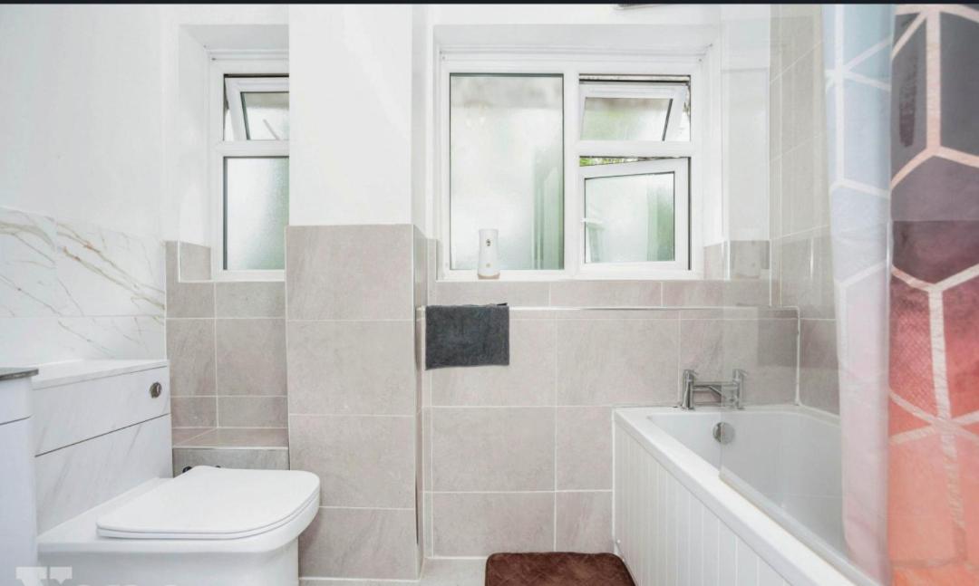 Lovely Double Room in Crayford with Free Parking view 4