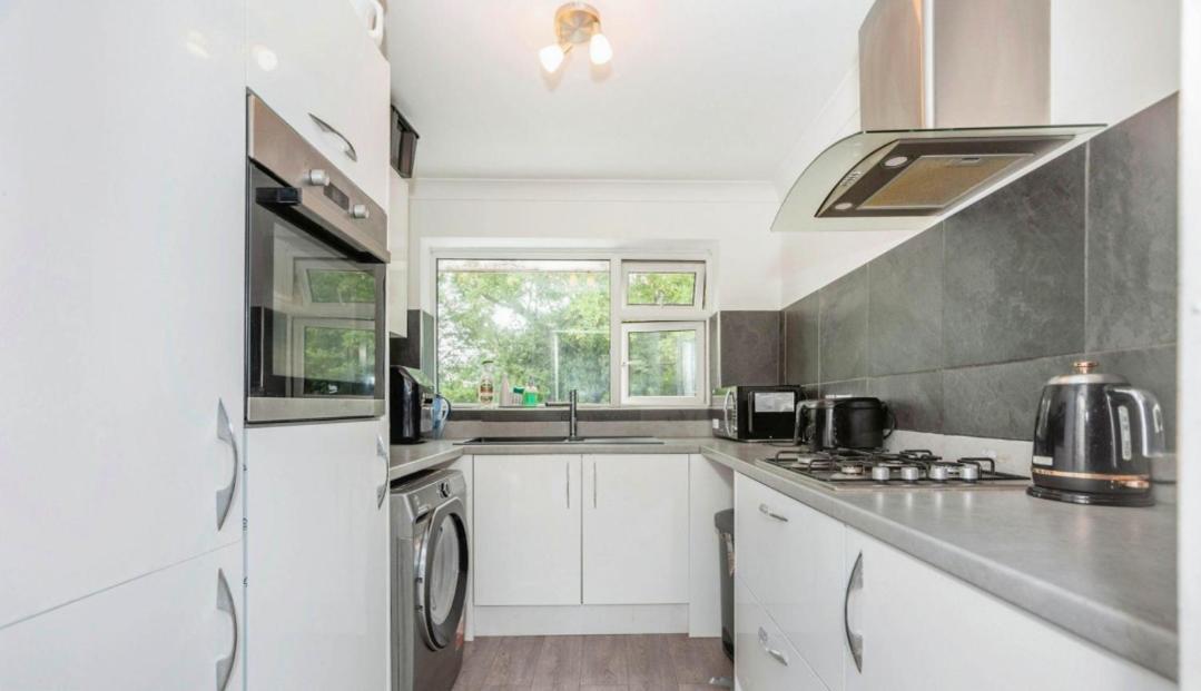 Lovely Double Room in Crayford with Free Parking view 5
